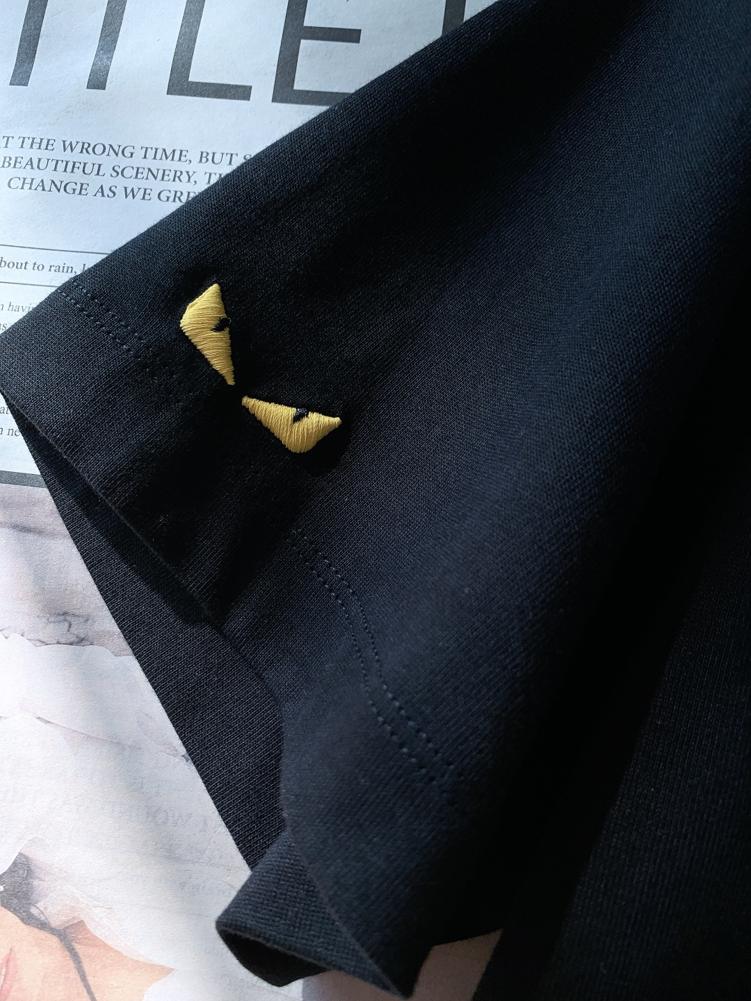 Fendi 芬迪 2026SS早春新品 编织标识短袖T恤。白、黑、灰三色演绎意式奢雅。立体编织FF标工艺