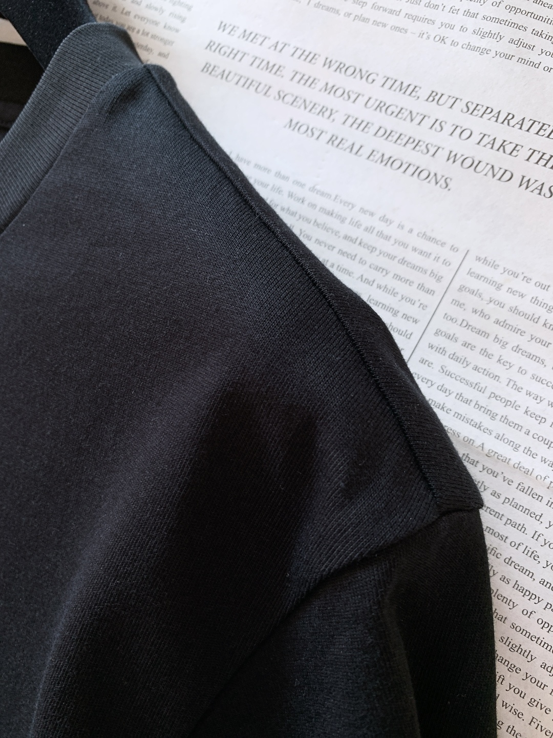 Fendi 芬迪 2026SS早春新品 编织标识短袖T恤。白、黑、灰三色演绎意式奢雅。立体编织FF标工艺