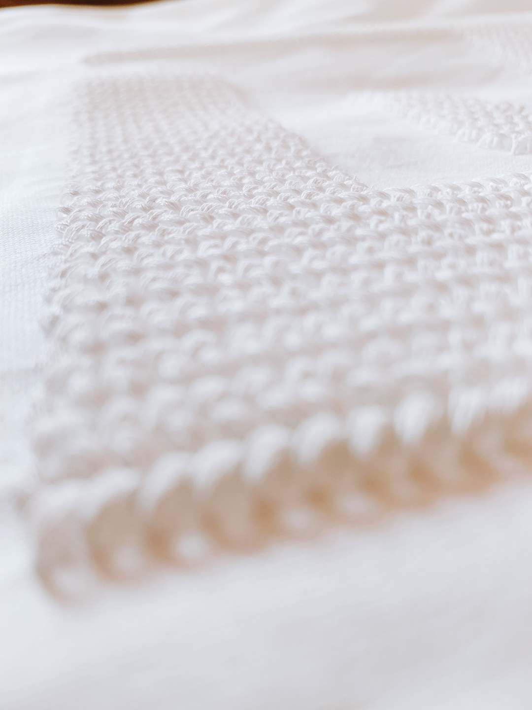 Fendi 芬迪 2026SS早春新品 编织标识短袖T恤。白、黑、灰三色演绎意式奢雅。立体编织FF标工艺