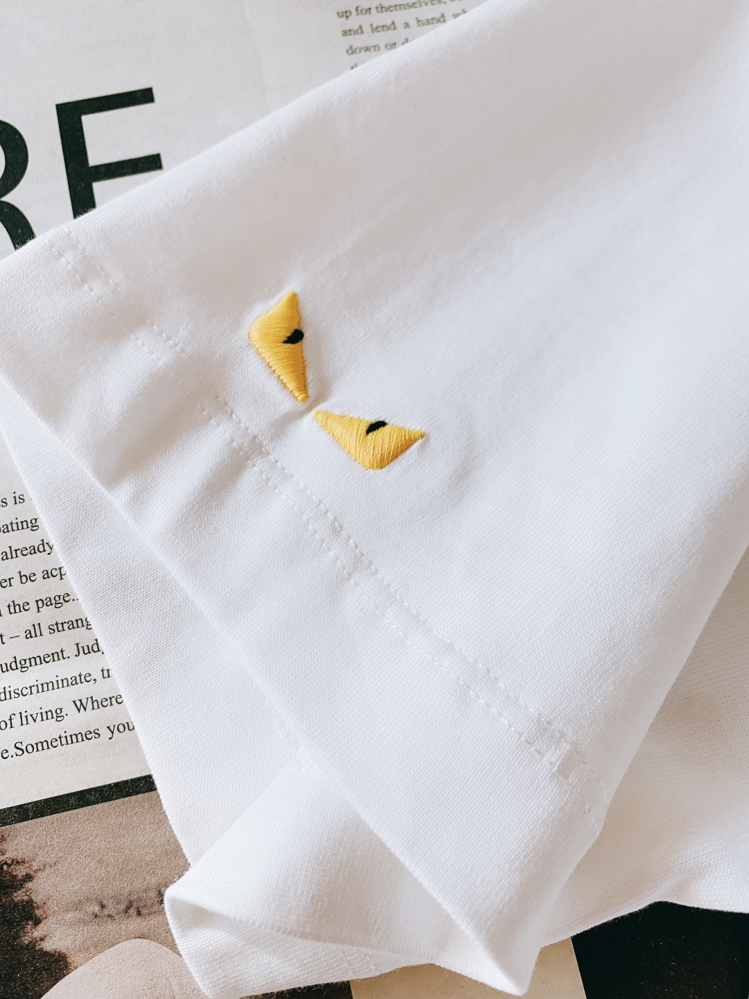 Fendi 芬迪 2026SS早春新品 编织标识短袖T恤。白、黑、灰三色演绎意式奢雅。立体编织FF标工艺