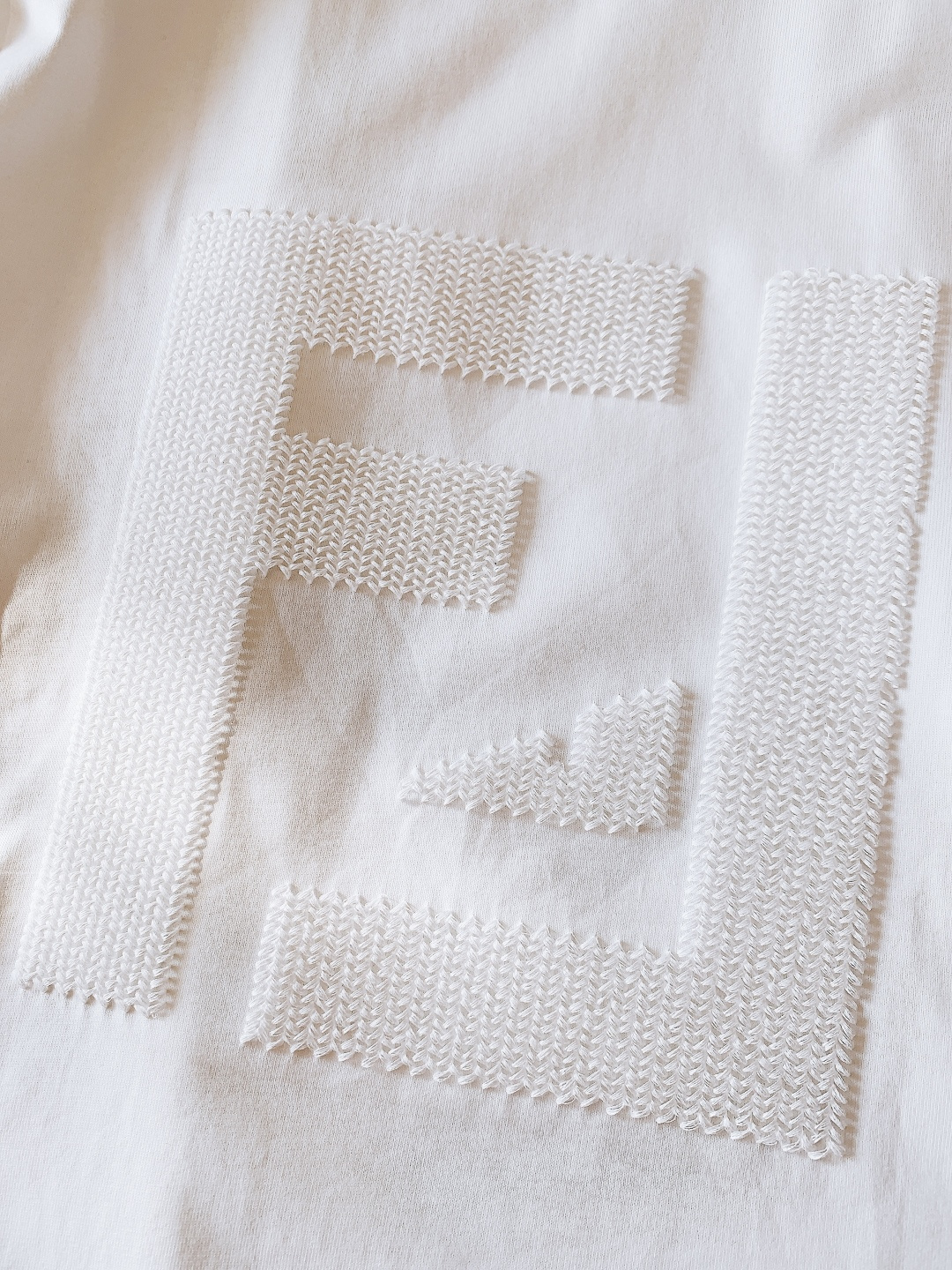 Fendi 芬迪 2026SS早春新品 编织标识短袖T恤。白、黑、灰三色演绎意式奢雅。立体编织FF标工艺