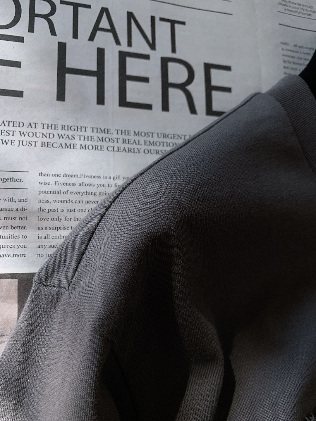 Fendi 芬迪 2026SS早春新品 编织标识短袖T恤。白、黑、灰三色演绎意式奢雅。立体编织FF标工艺