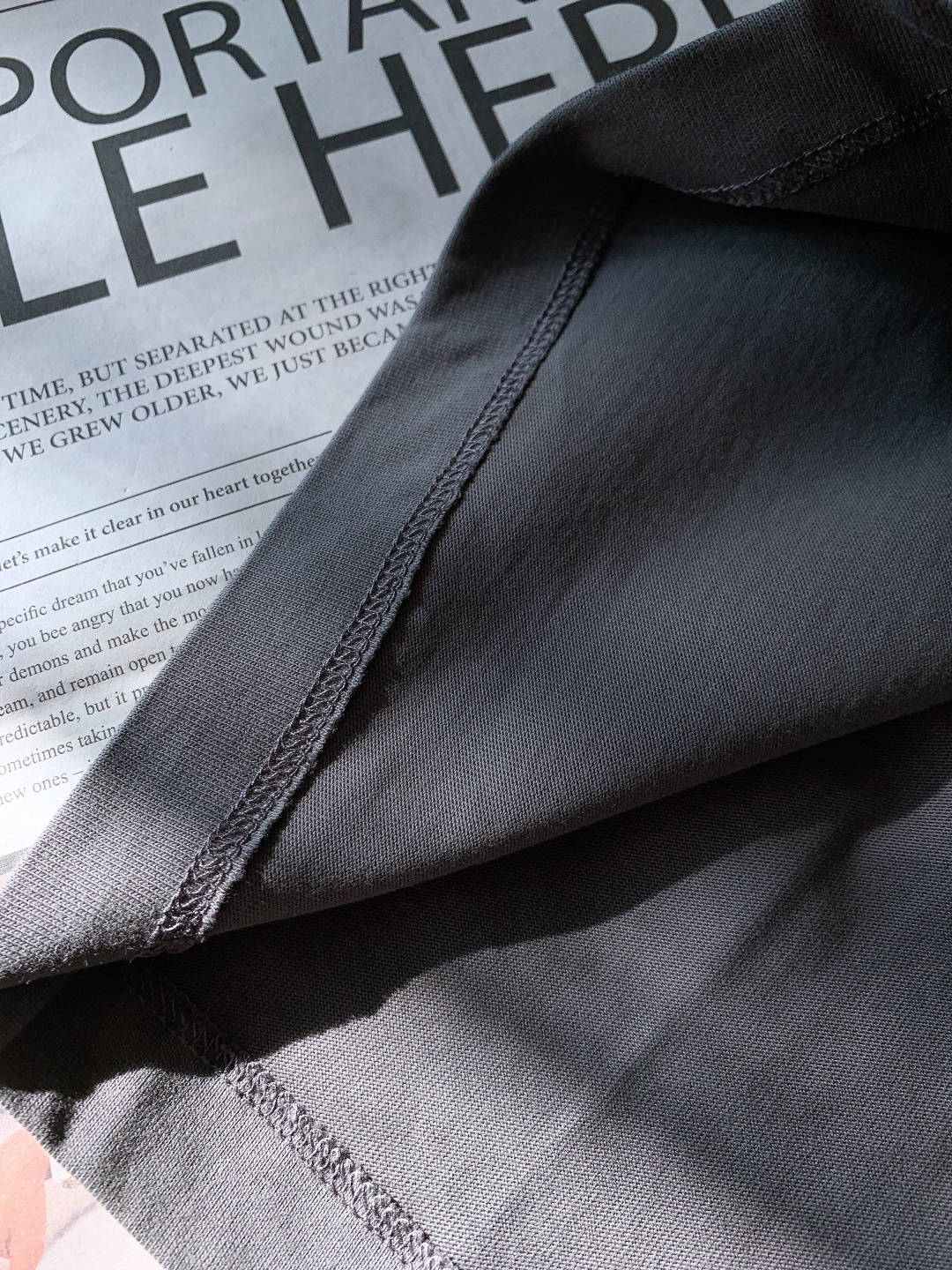 Fendi 芬迪 2026SS早春新品 编织标识短袖T恤。白、黑、灰三色演绎意式奢雅。立体编织FF标工艺