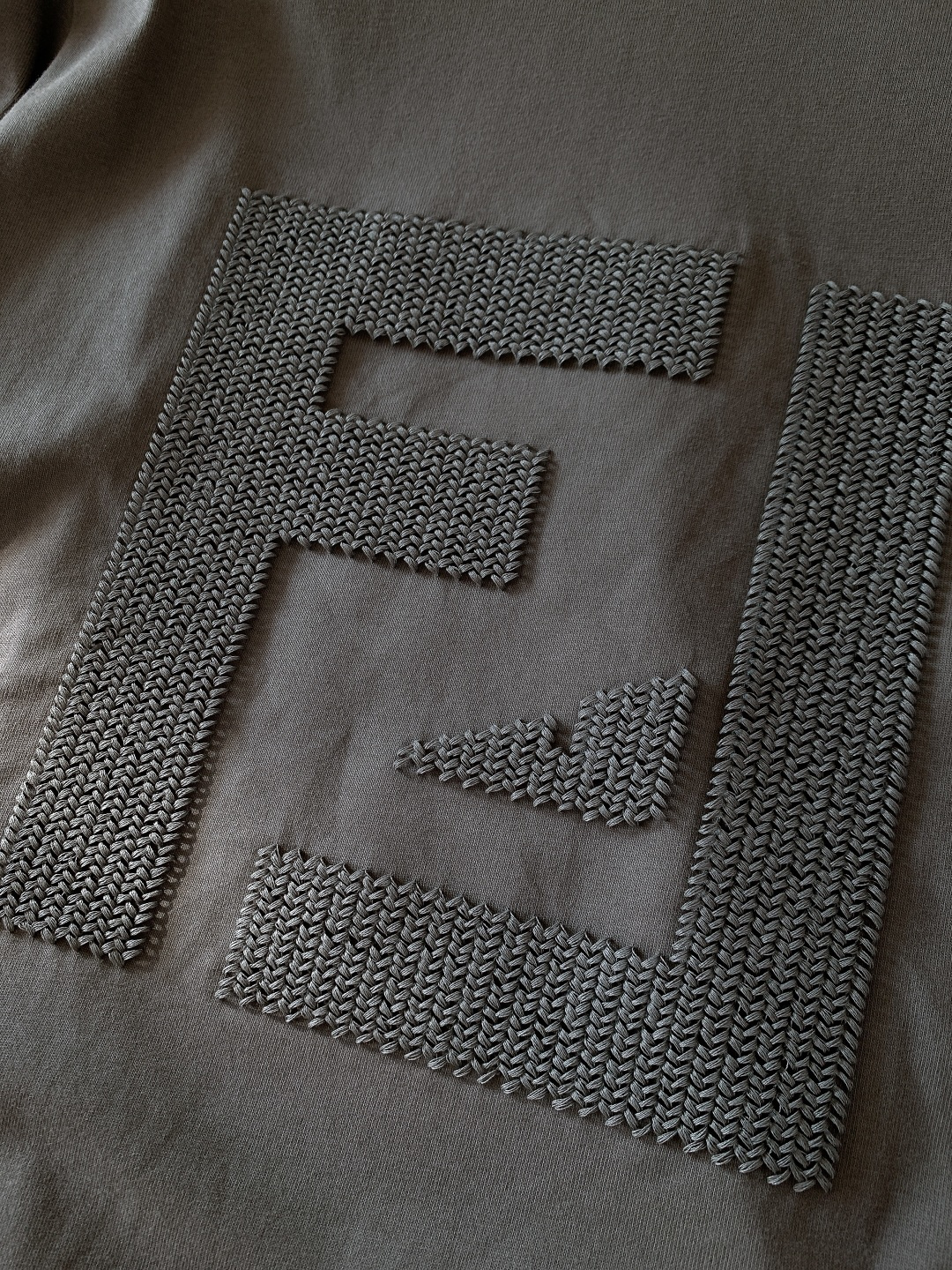 Fendi 芬迪 2026SS早春新品 编织标识短袖T恤。白、黑、灰三色演绎意式奢雅。立体编织FF标工艺