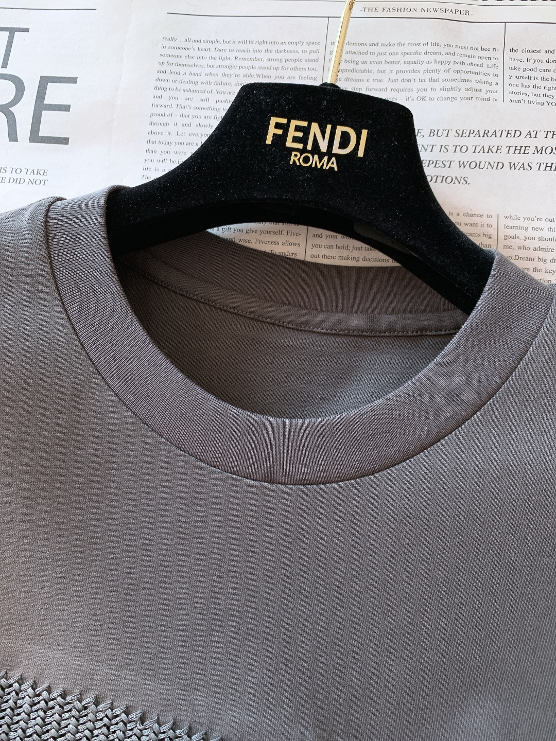 Fendi 芬迪 2026SS早春新品 编织标识短袖T恤。白、黑、灰三色演绎意式奢雅。立体编织FF标工艺