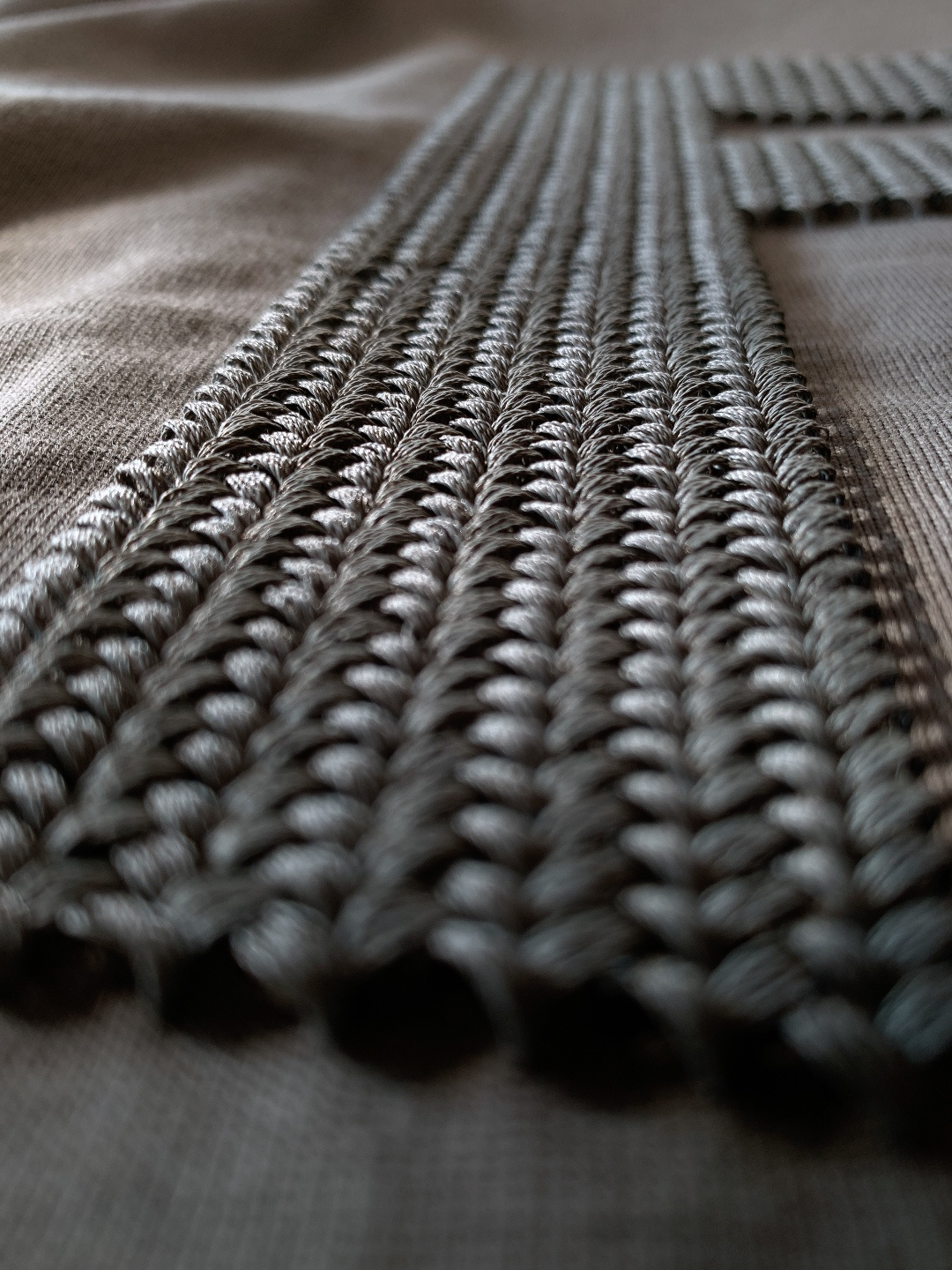 Fendi 芬迪 2026SS早春新品 编织标识短袖T恤。白、黑、灰三色演绎意式奢雅。立体编织FF标工艺