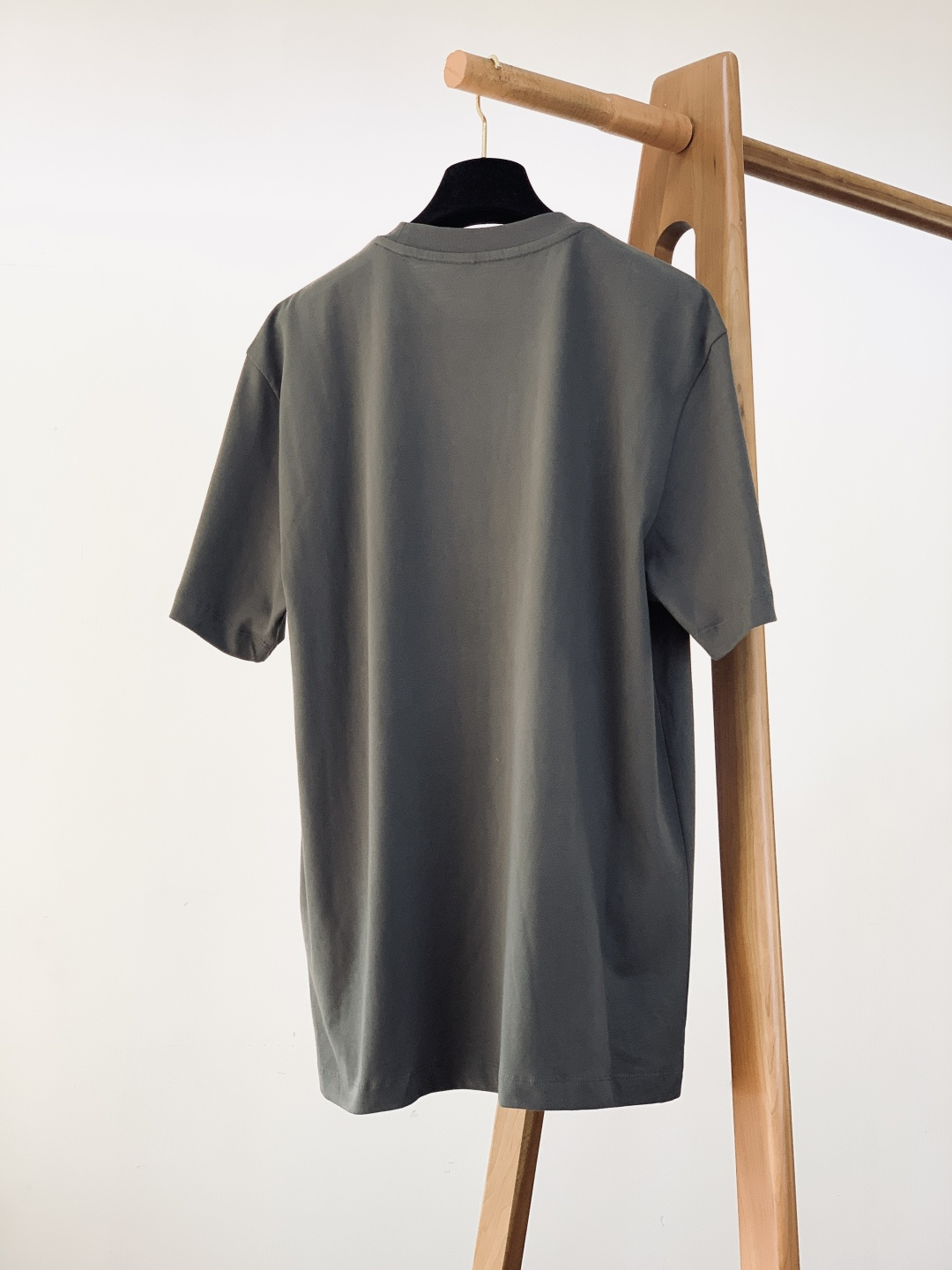 Fendi 芬迪 2026SS早春新品 编织标识短袖T恤。白、黑、灰三色演绎意式奢雅。立体编织FF标工艺