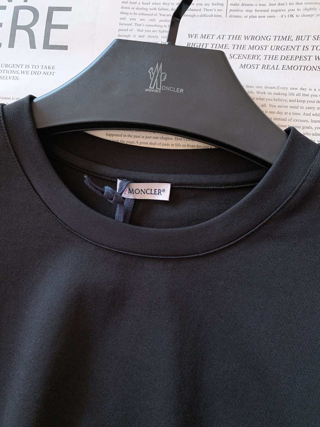 Moncler 蒙口 2026SS早春新品 经典标识短袖T恤。黑、白双色诠释轻奢机能风，细节处尽显品牌匠