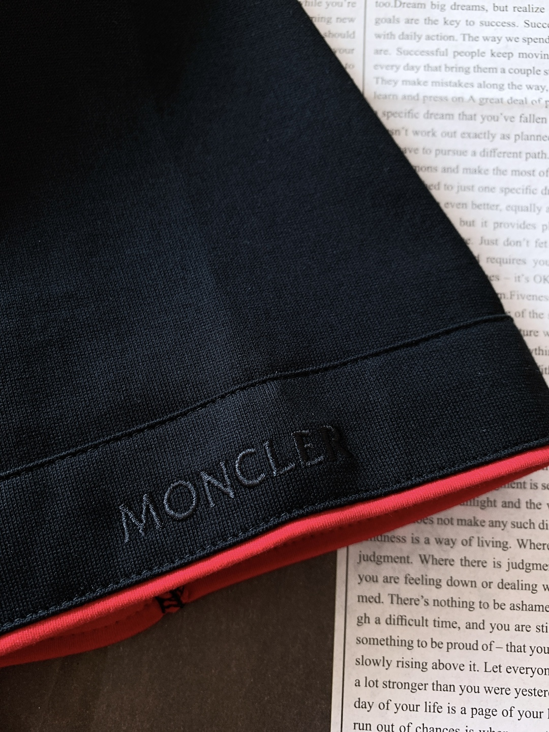 Moncler 蒙口 2026SS早春新品 经典标识短袖T恤。黑、白双色诠释轻奢机能风，细节处尽显品牌匠