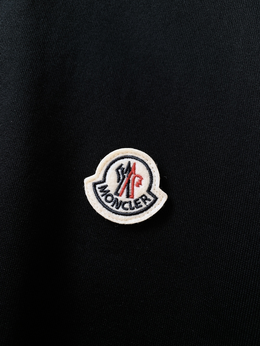 Moncler 蒙口 2026SS早春新品 经典标识短袖T恤。黑、白双色诠释轻奢机能风，细节处尽显品牌匠