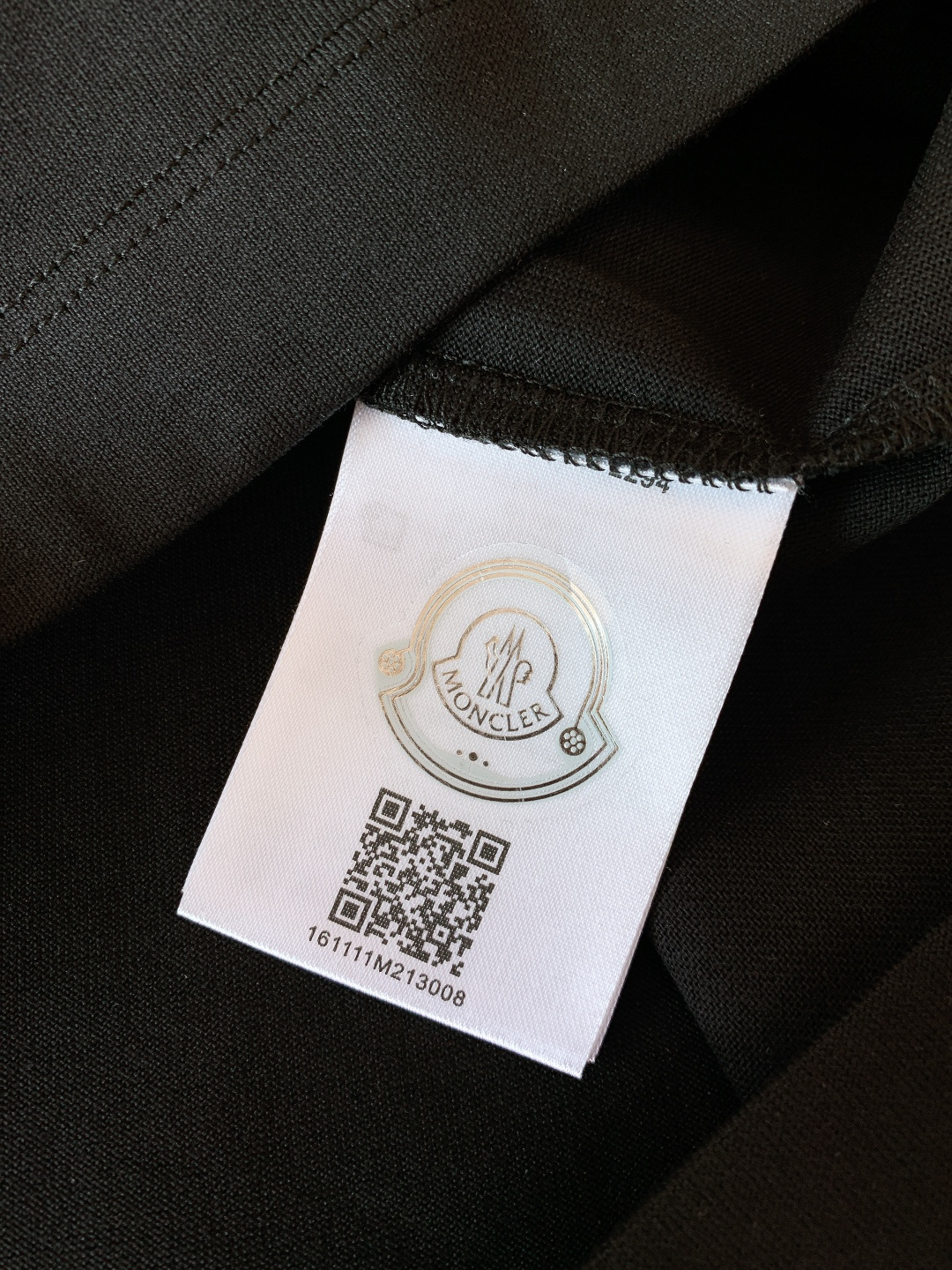 Moncler 蒙口 2026SS早春新品 经典标识短袖T恤。黑、白双色诠释轻奢机能风，细节处尽显品牌匠