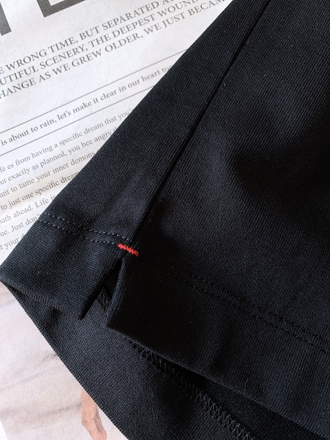 Moncler 蒙口 2026SS早春新品 经典标识短袖T恤。黑、白双色诠释轻奢机能风，细节处尽显品牌匠