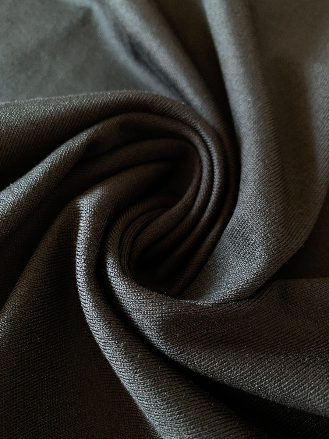 Moncler 蒙口 2026SS早春新品 经典标识短袖T恤。黑、白双色诠释轻奢机能风，细节处尽显品牌匠