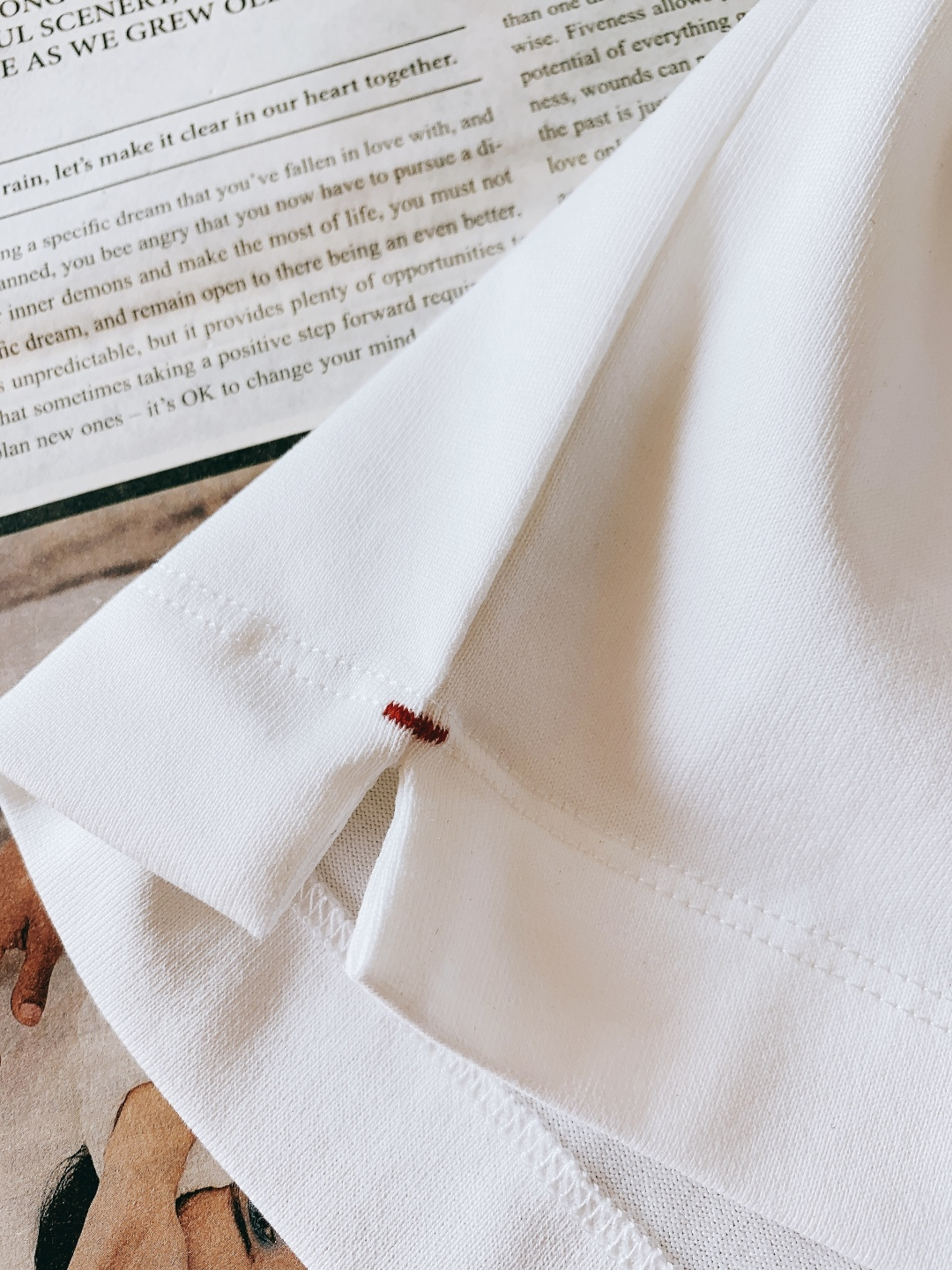 Moncler 蒙口 2026SS早春新品 经典标识短袖T恤。黑、白双色诠释轻奢机能风，细节处尽显品牌匠