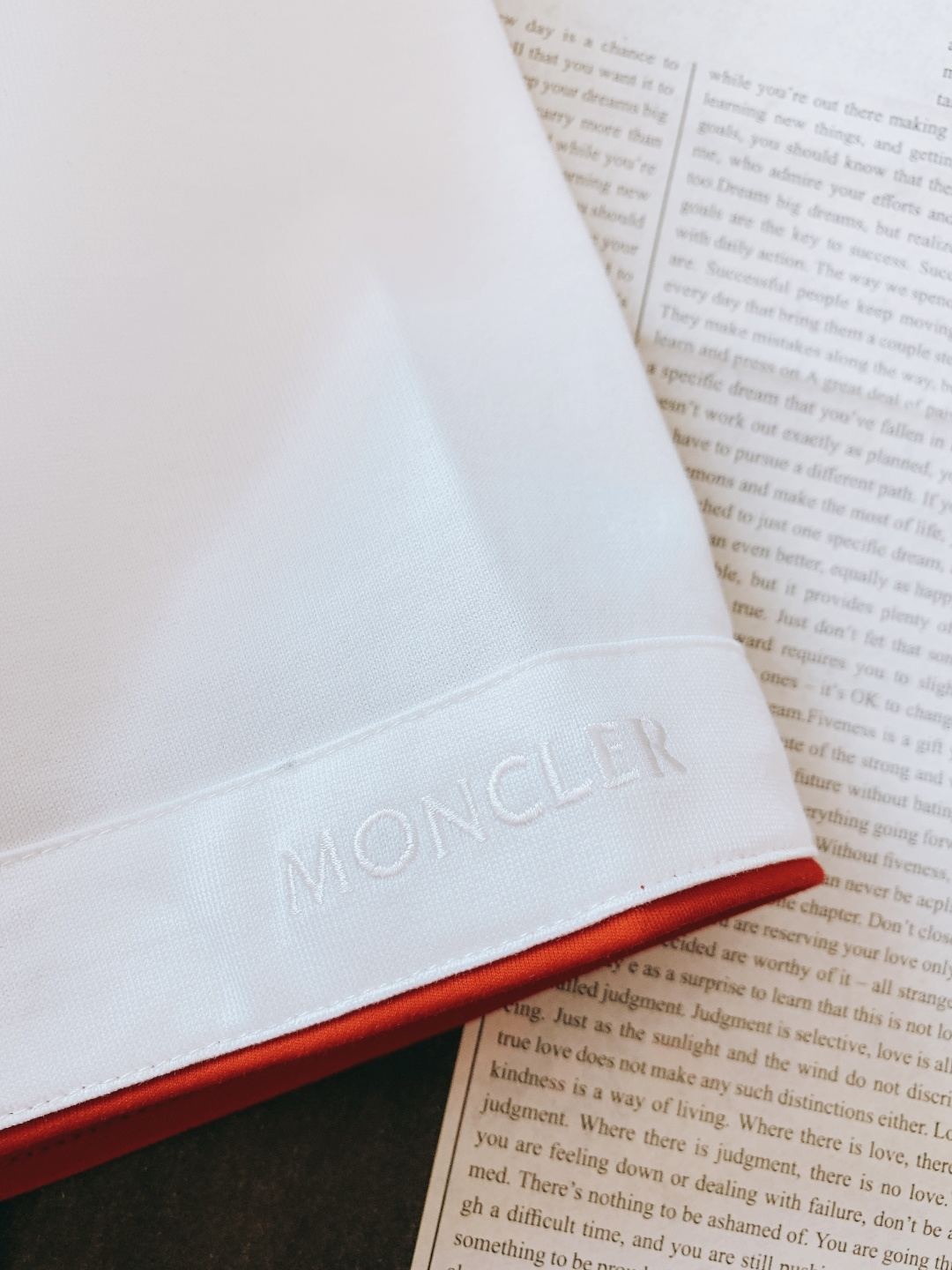 Moncler 蒙口 2026SS早春新品 经典标识短袖T恤。黑、白双色诠释轻奢机能风，细节处尽显品牌匠