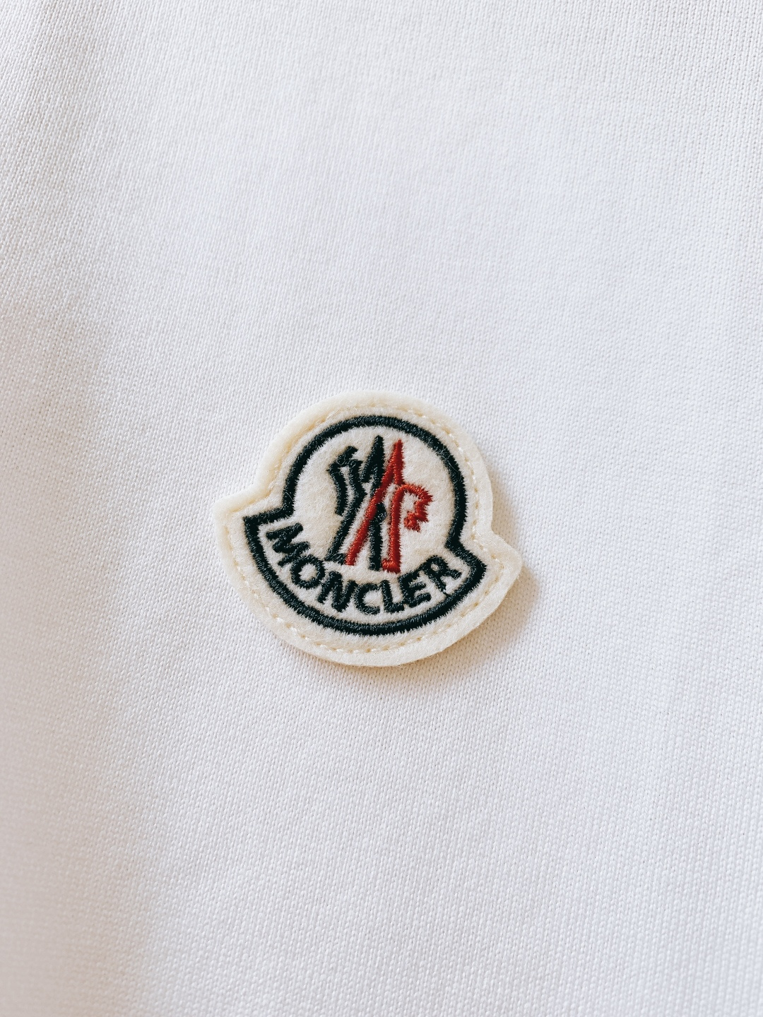 Moncler 蒙口 2026SS早春新品 经典标识短袖T恤。黑、白双色诠释轻奢机能风，细节处尽显品牌匠