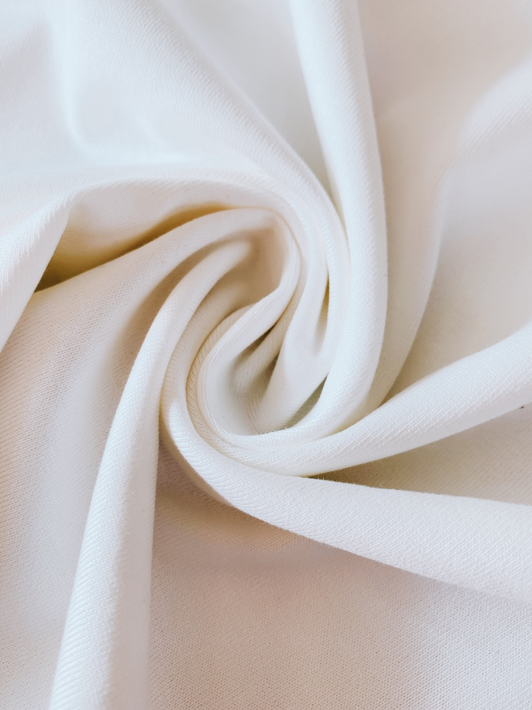 Moncler 蒙口 2026SS早春新品 经典标识短袖T恤。黑、白双色诠释轻奢机能风，细节处尽显品牌匠