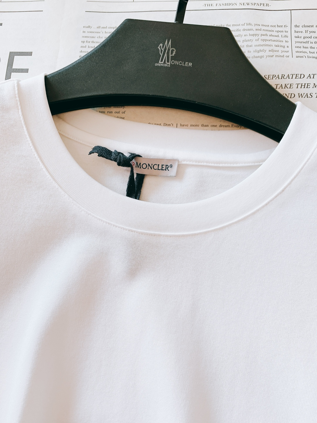 Moncler 蒙口 2026SS早春新品 经典标识短袖T恤。黑、白双色诠释轻奢机能风，细节处尽显品牌匠