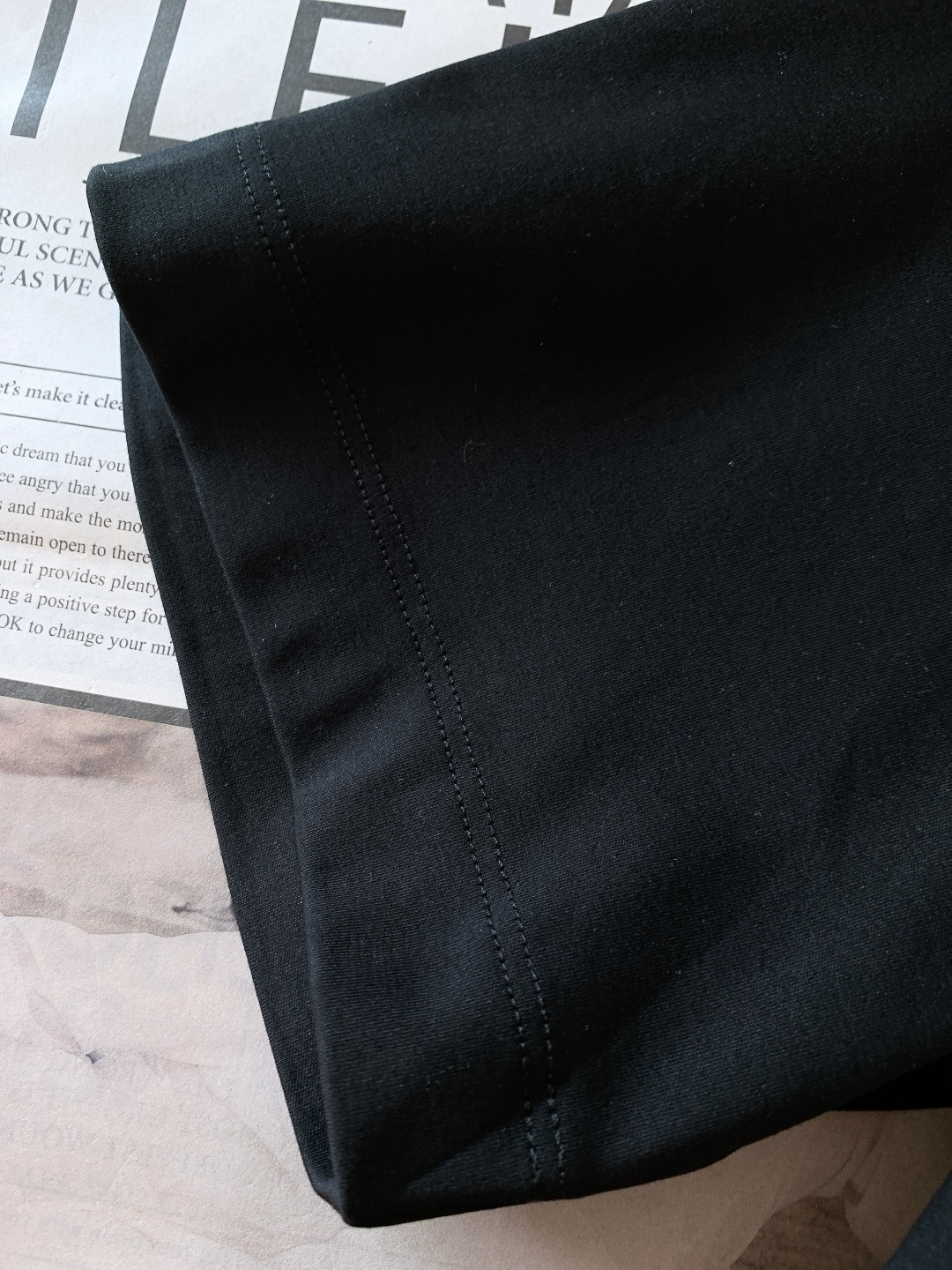 Prada 普拉达 2026SS早春新品 经典三角标短袖T恤。黑、白双色诠释意式极简奢雅，细节处尽显品牌