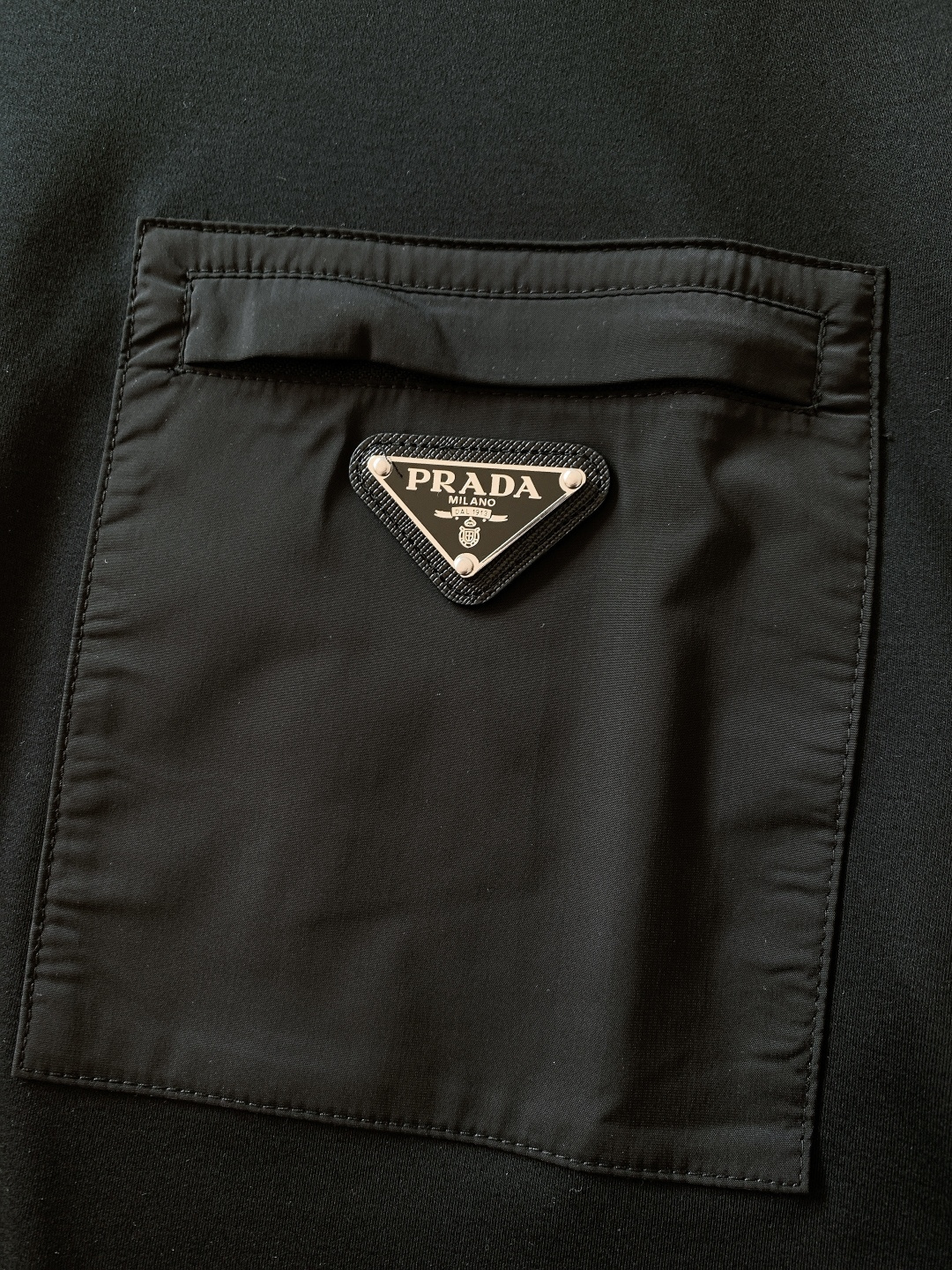 Prada 普拉达 2026SS早春新品 经典三角标短袖T恤。黑、白双色诠释意式极简奢雅，细节处尽显品牌