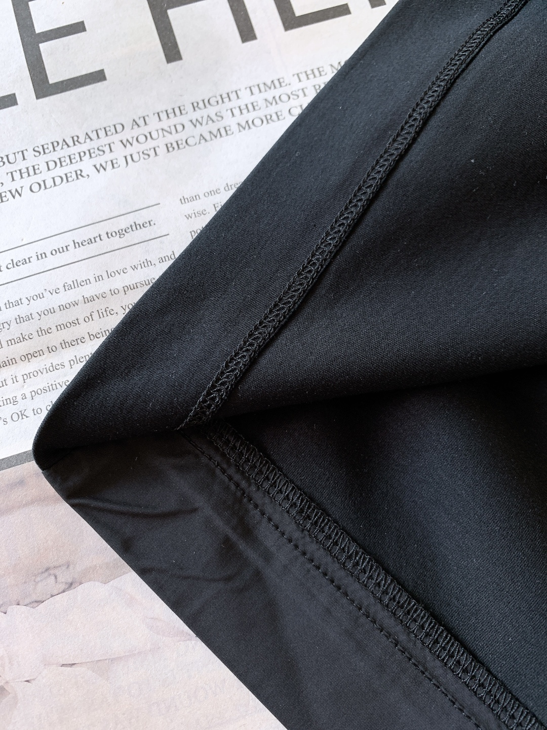 Prada 普拉达 2026SS早春新品 经典三角标短袖T恤。黑、白双色诠释意式极简奢雅，细节处尽显品牌