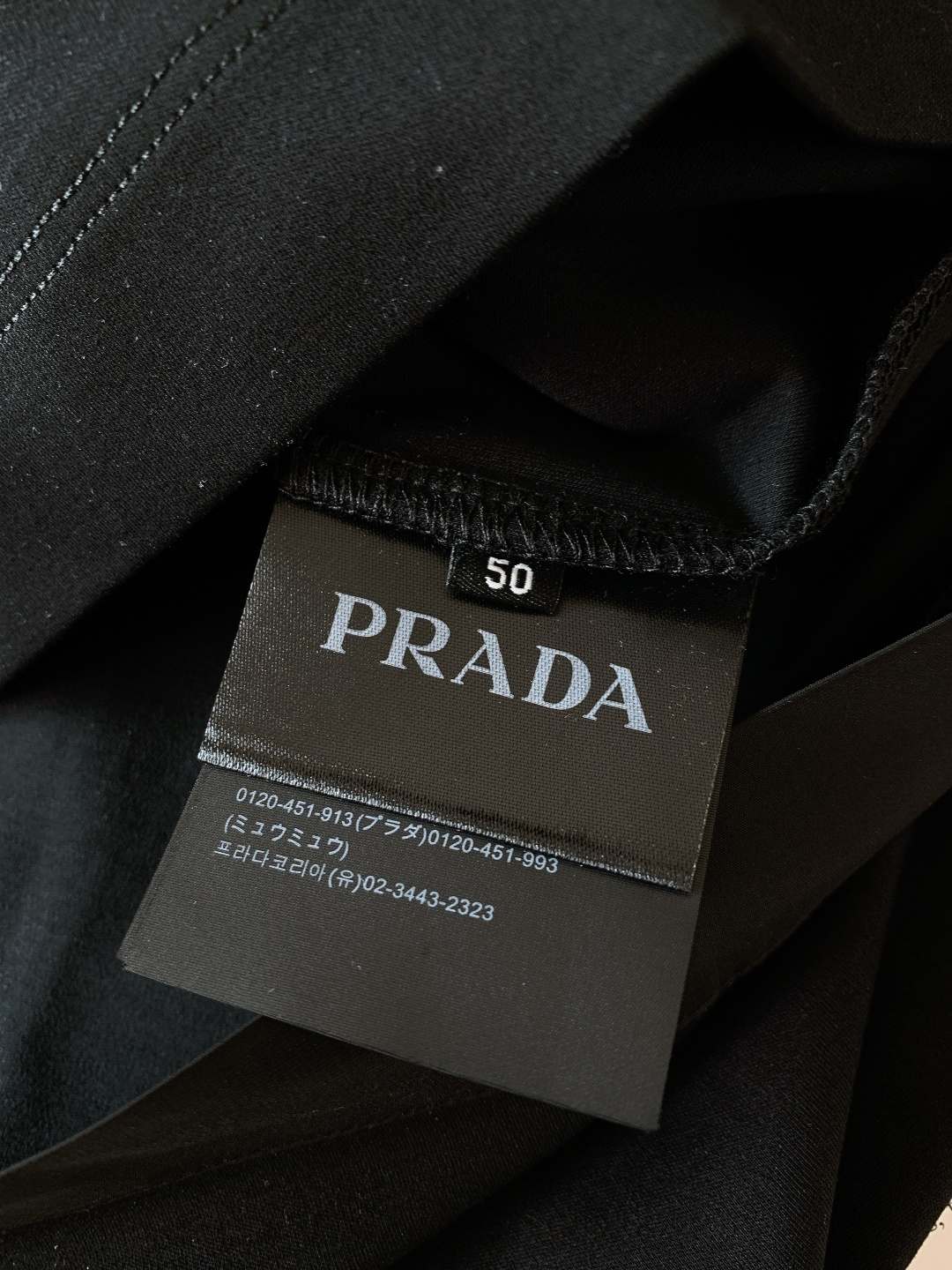 Prada 普拉达 2026SS早春新品 经典三角标短袖T恤。黑、白双色诠释意式极简奢雅，细节处尽显品牌