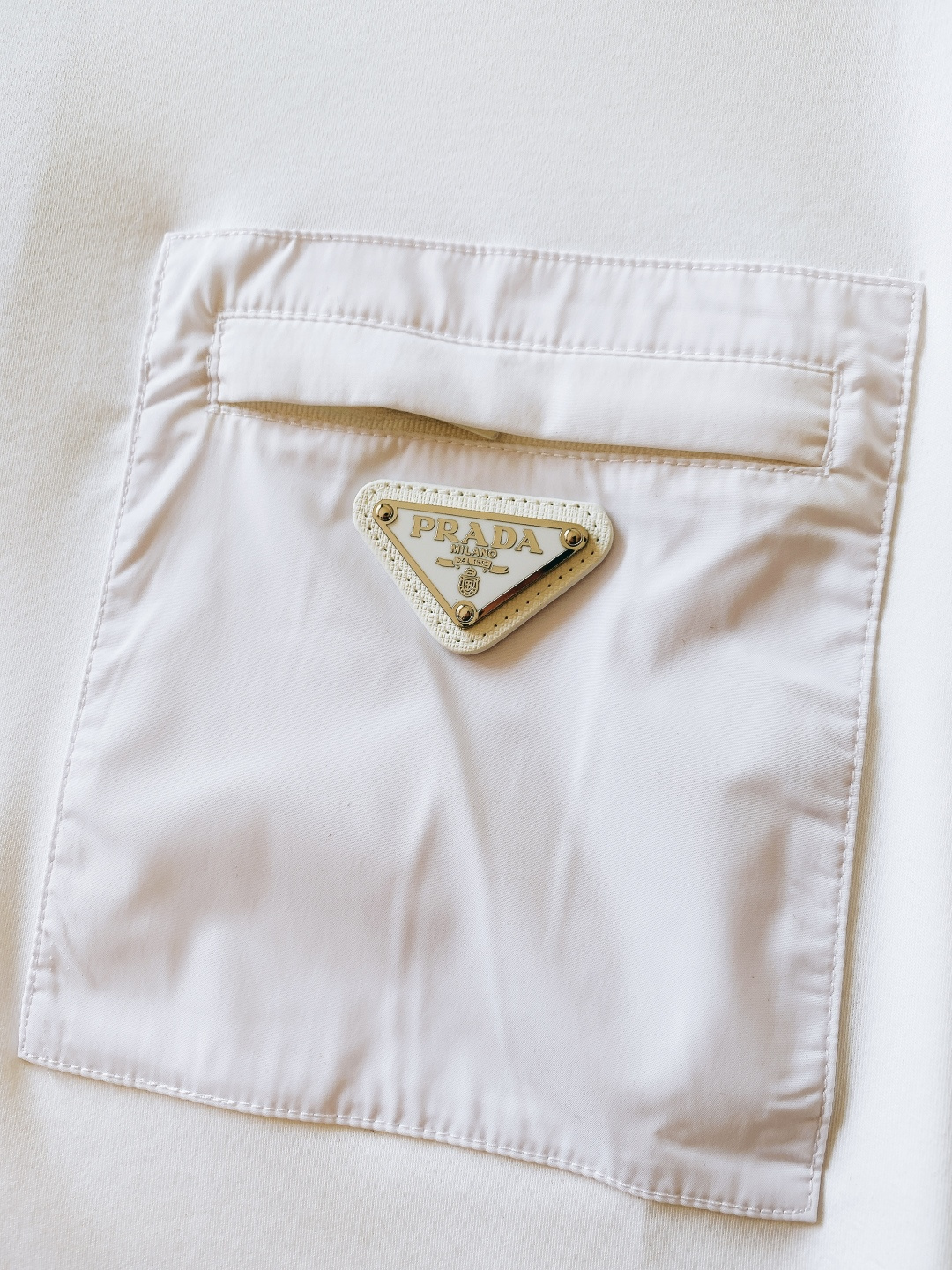 Prada 普拉达 2026SS早春新品 经典三角标短袖T恤。黑、白双色诠释意式极简奢雅，细节处尽显品牌