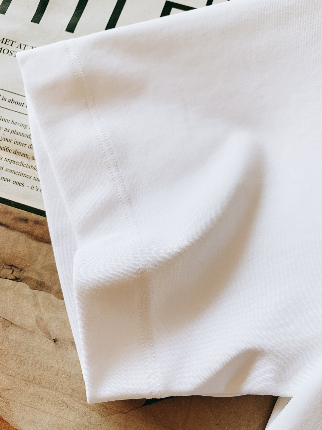 Prada 普拉达 2026SS早春新品 经典三角标短袖T恤。黑、白双色诠释意式极简奢雅，细节处尽显品牌