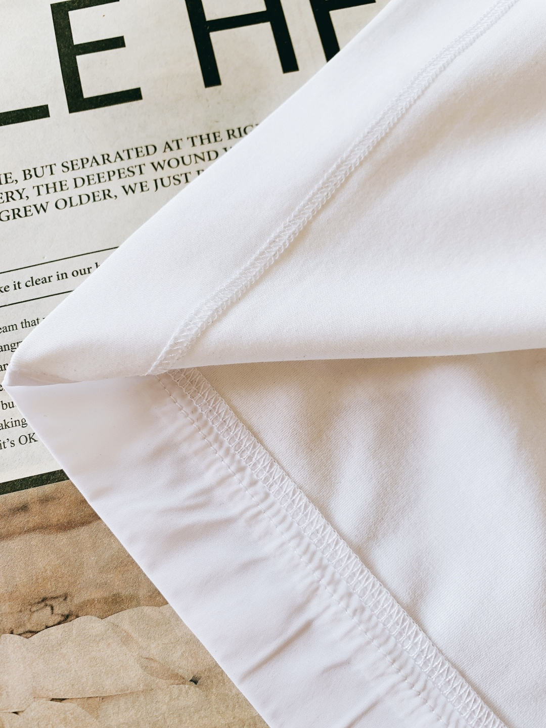 Prada 普拉达 2026SS早春新品 经典三角标短袖T恤。黑、白双色诠释意式极简奢雅，细节处尽显品牌