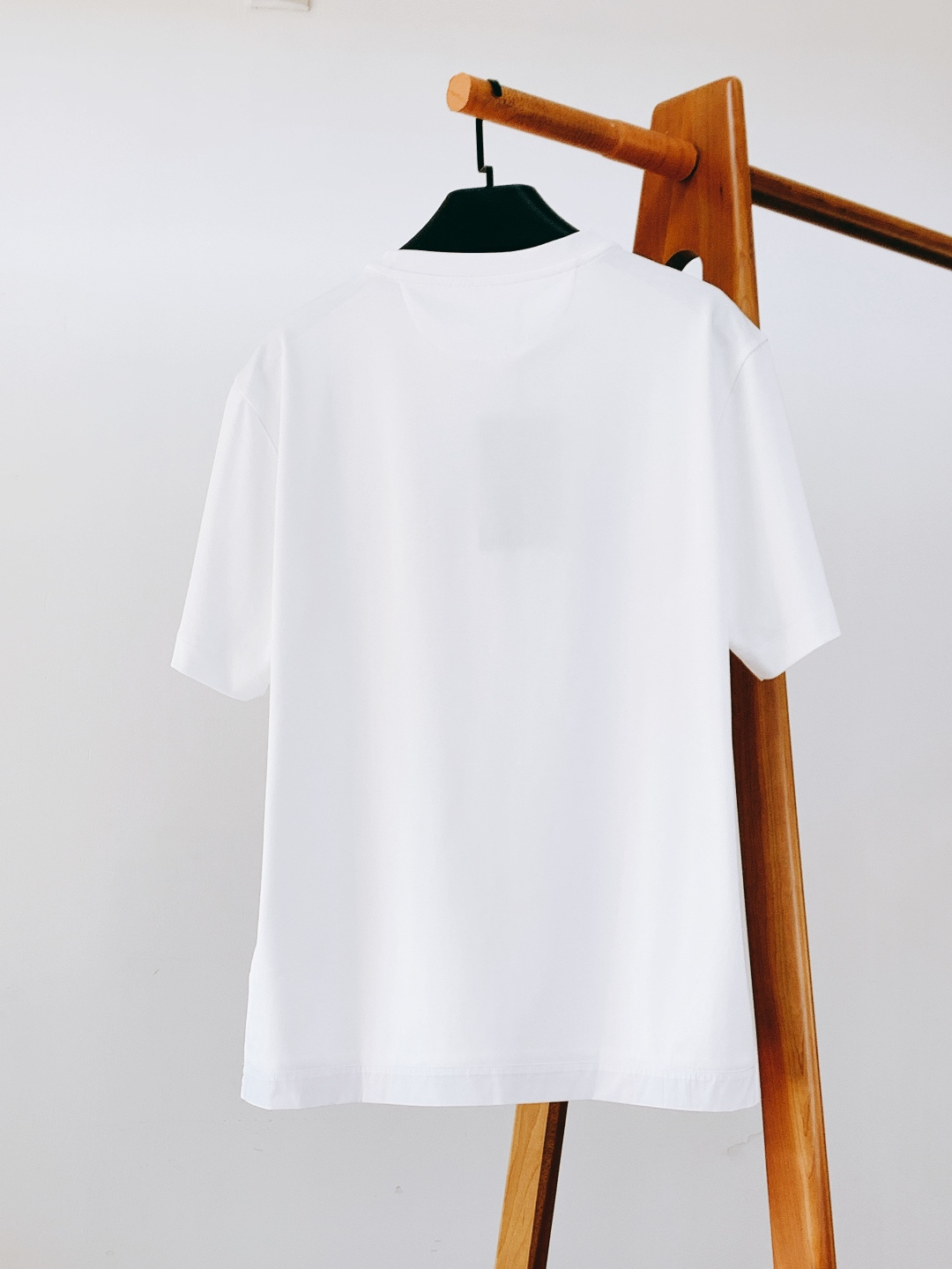 Prada 普拉达 2026SS早春新品 经典三角标短袖T恤。黑、白双色诠释意式极简奢雅，细节处尽显品牌