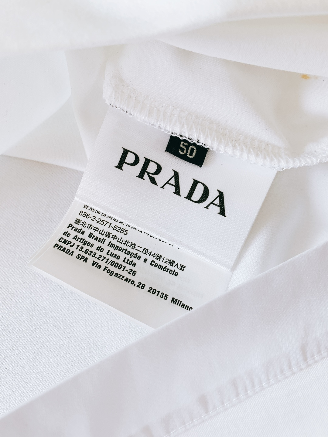 Prada 普拉达 2026SS早春新品 经典三角标短袖T恤。黑、白双色诠释意式极简奢雅，细节处尽显品牌