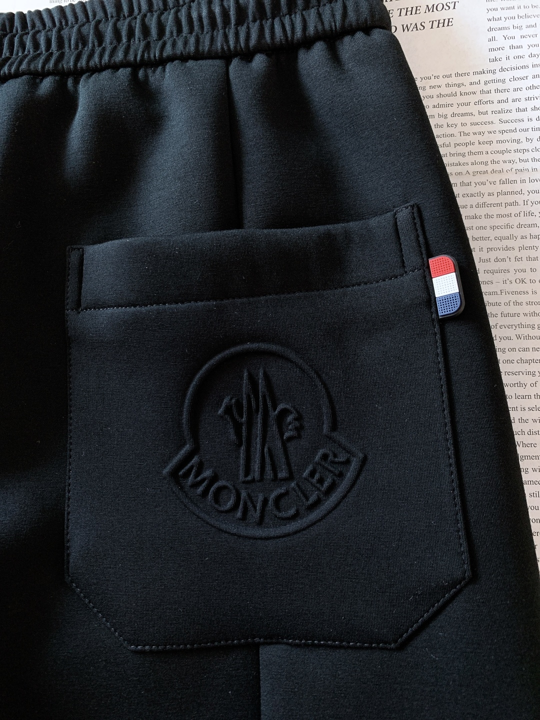 Moncler 蒙口 2026SS早春新品 刺绣抽绳休闲裤时尚系列，独特设计，抽绳休闲长裤 订纱开始订染