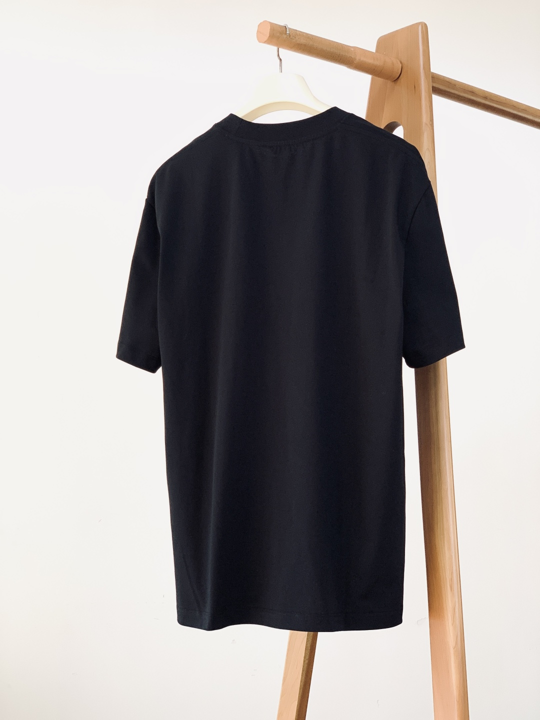 Loewe 罗意威 2026SS早春新品刺绣棉质宽松T恤。采用高克重精梳棉面料，相较于轻薄棉料更具挺括度