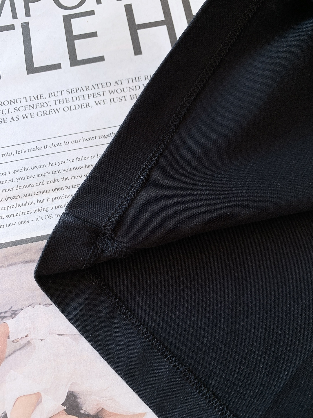 Loewe 罗意威 2026SS早春新品刺绣棉质宽松T恤。采用高克重精梳棉面料，相较于轻薄棉料更具挺括度