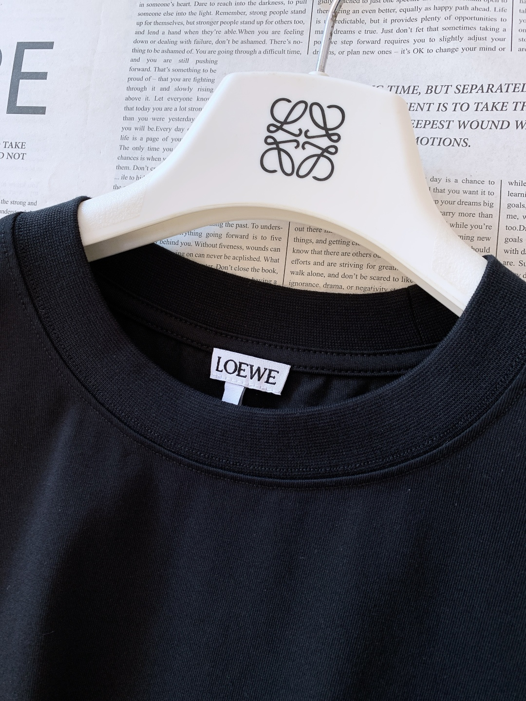 Loewe 罗意威 2026SS早春新品刺绣棉质宽松T恤。采用高克重精梳棉面料，相较于轻薄棉料更具挺括度