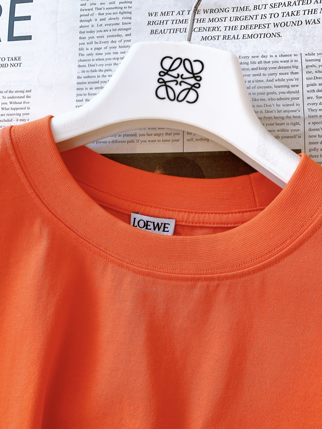 Loewe 罗意威 2026SS早春新品刺绣棉质宽松T恤。采用高克重精梳棉面料，相较于轻薄棉料更具挺括度