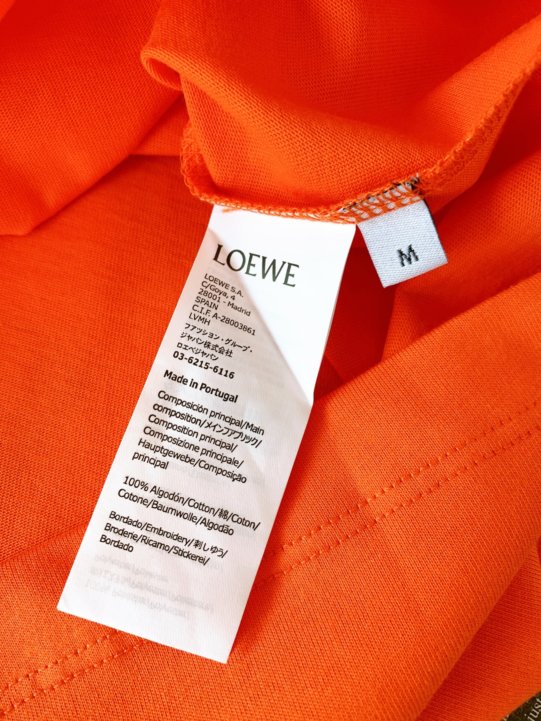 Loewe 罗意威 2026SS早春新品刺绣棉质宽松T恤。采用高克重精梳棉面料，相较于轻薄棉料更具挺括度