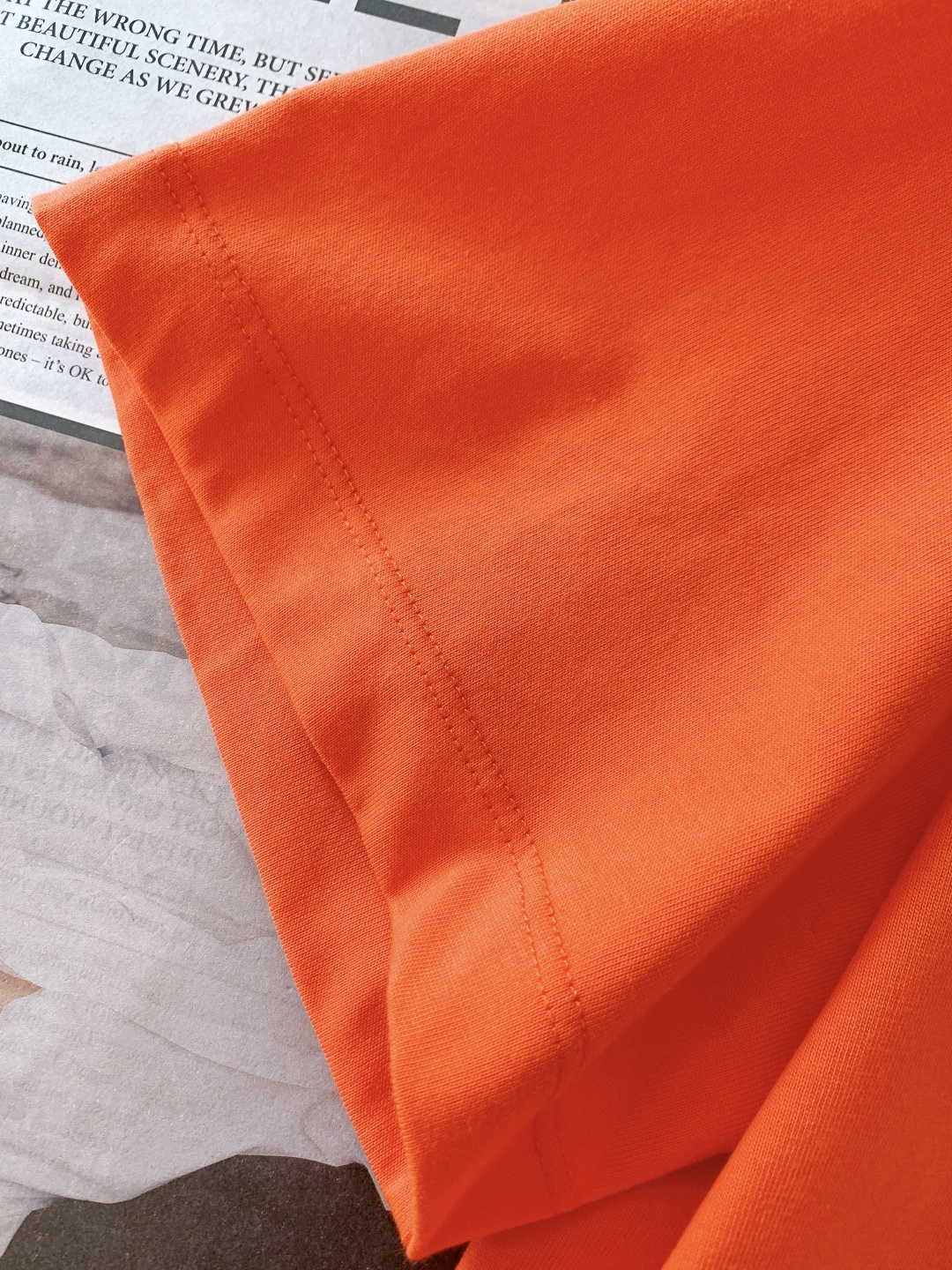 Loewe 罗意威 2026SS早春新品刺绣棉质宽松T恤。采用高克重精梳棉面料，相较于轻薄棉料更具挺括度