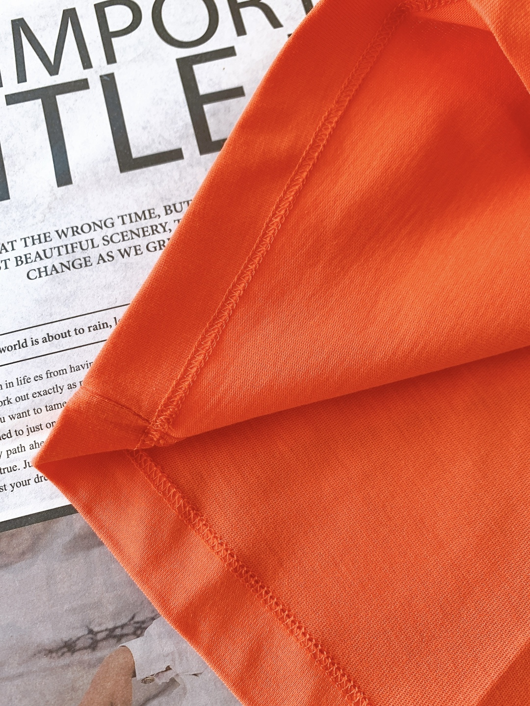 Loewe 罗意威 2026SS早春新品刺绣棉质宽松T恤。采用高克重精梳棉面料，相较于轻薄棉料更具挺括度