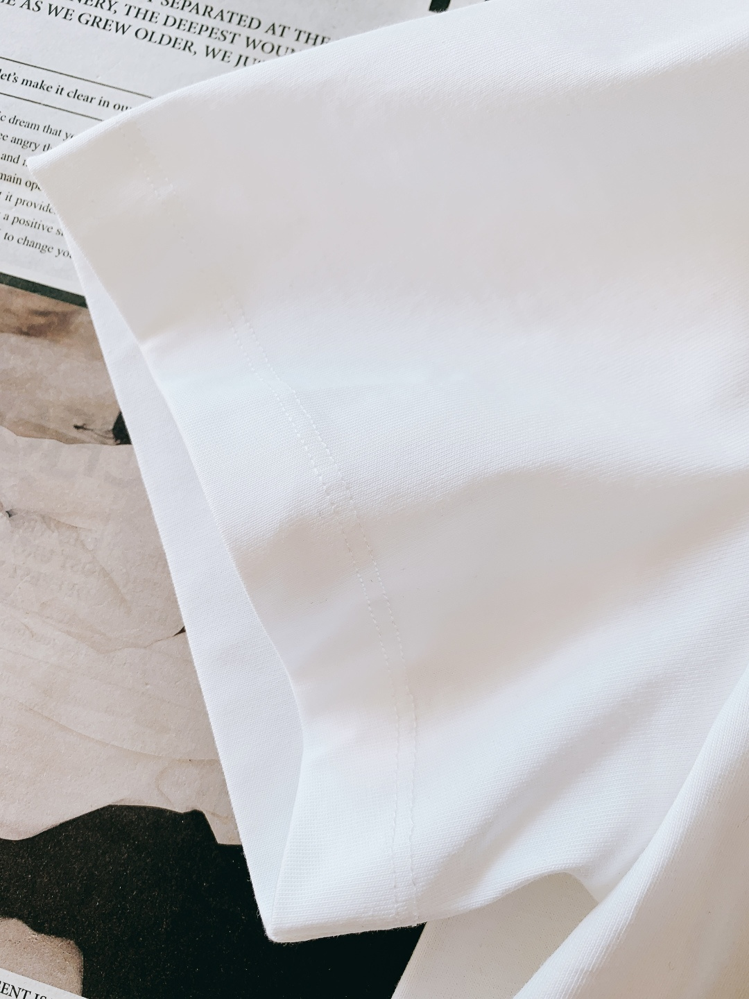 Loewe 罗意威 2026SS早春新品刺绣棉质宽松T恤。采用高克重精梳棉面料，相较于轻薄棉料更具挺括度