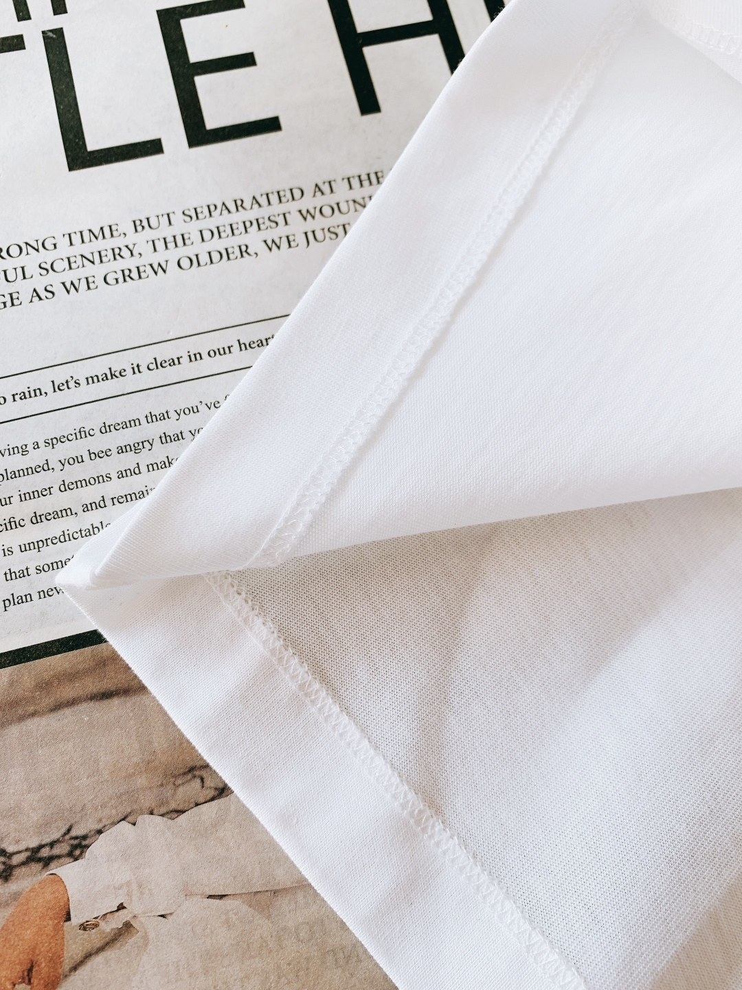 Loewe 罗意威 2026SS早春新品刺绣棉质宽松T恤。采用高克重精梳棉面料，相较于轻薄棉料更具挺括度