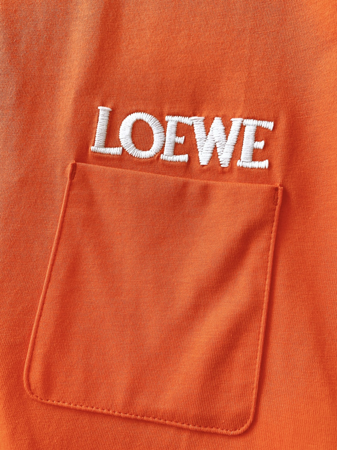 Loewe 罗意威 2026SS早春新品刺绣棉质宽松T恤。采用高克重精梳棉面料，相较于轻薄棉料更具挺括度