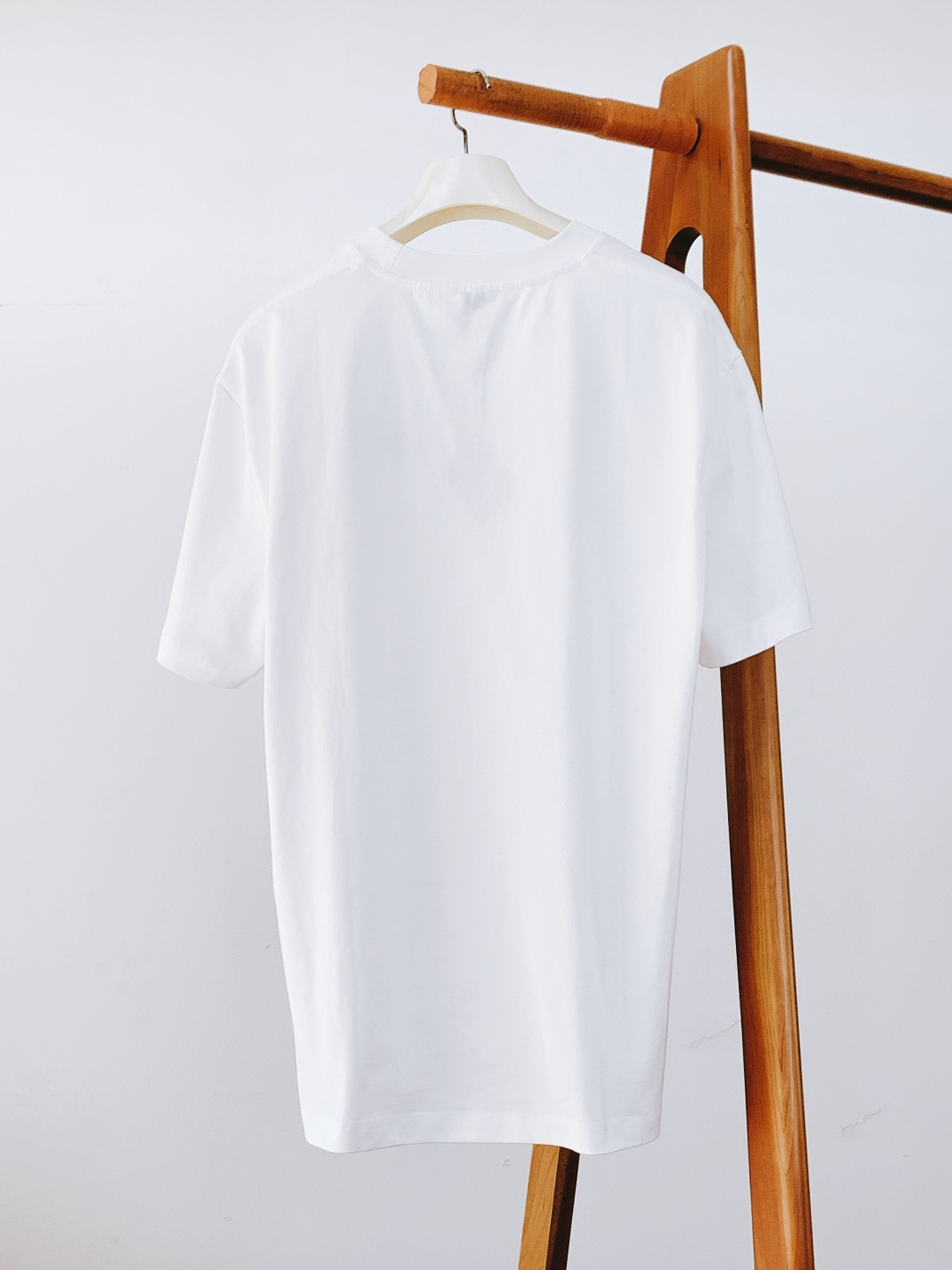 Loewe 罗意威 2026SS早春新品刺绣棉质宽松T恤。采用高克重精梳棉面料，相较于轻薄棉料更具挺括度