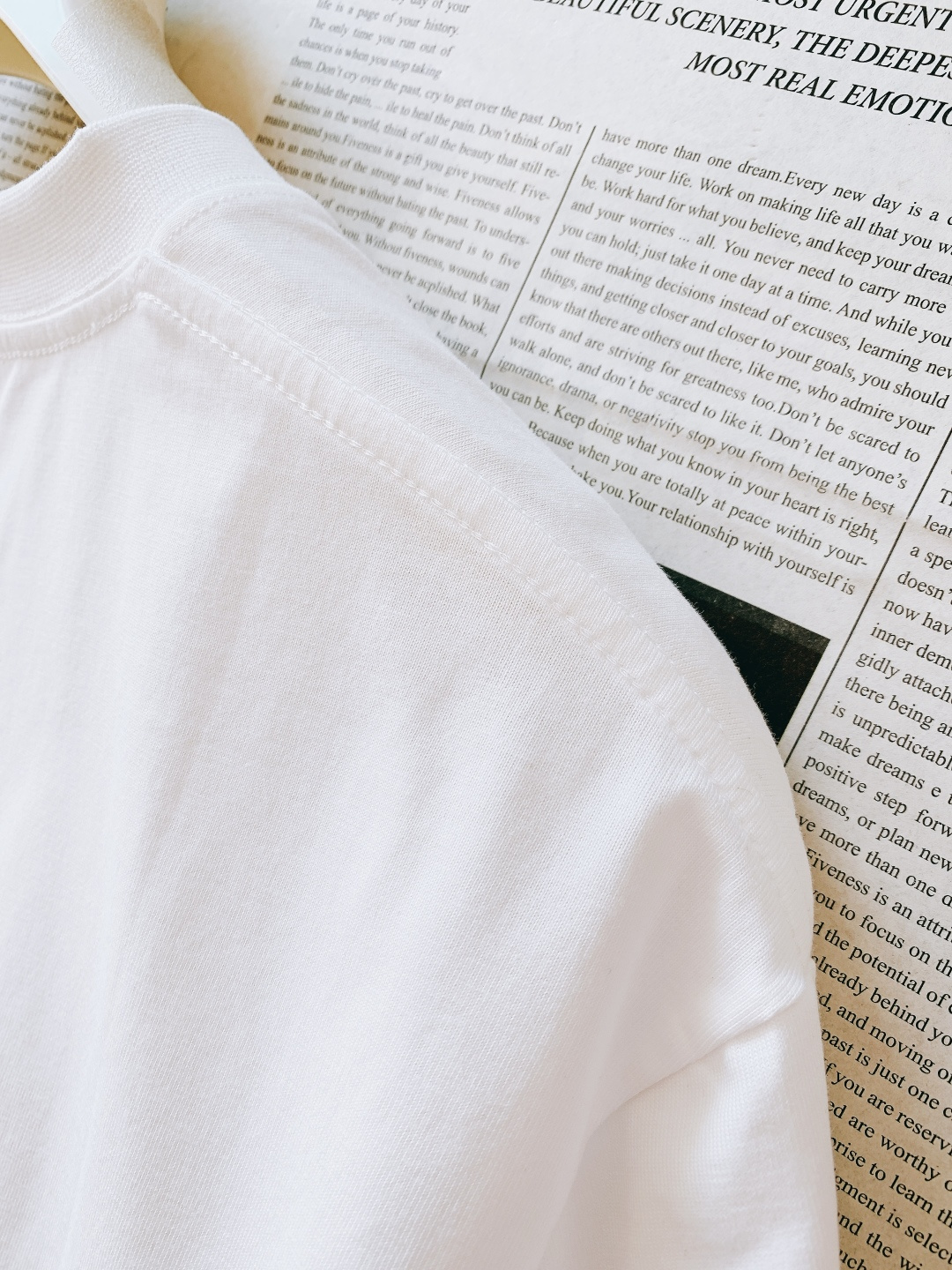 Loewe 罗意威 2026SS早春新品刺绣棉质宽松T恤。采用高克重精梳棉面料，相较于轻薄棉料更具挺括度