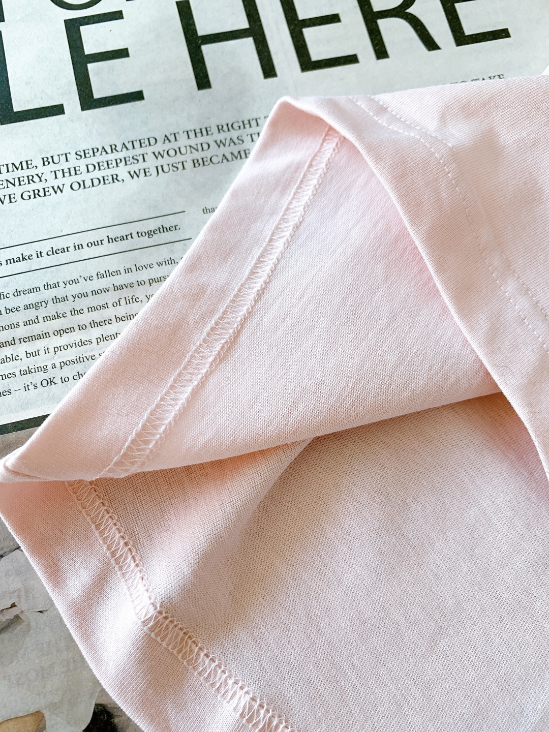 Dior Homme 迪奥·桀傲 2026SS早春新品 新款粉色刺绣短袖T恤。采用100%意大利进口高支