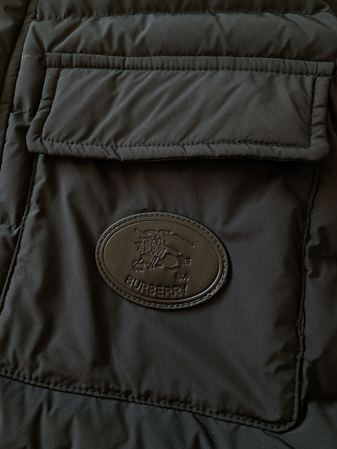 Burberry 巴宝莉 新款尼龙加垫棉服外套外层采用高密尼龙面料，防风抗皱且触感顺滑，表面呈现细腻哑光