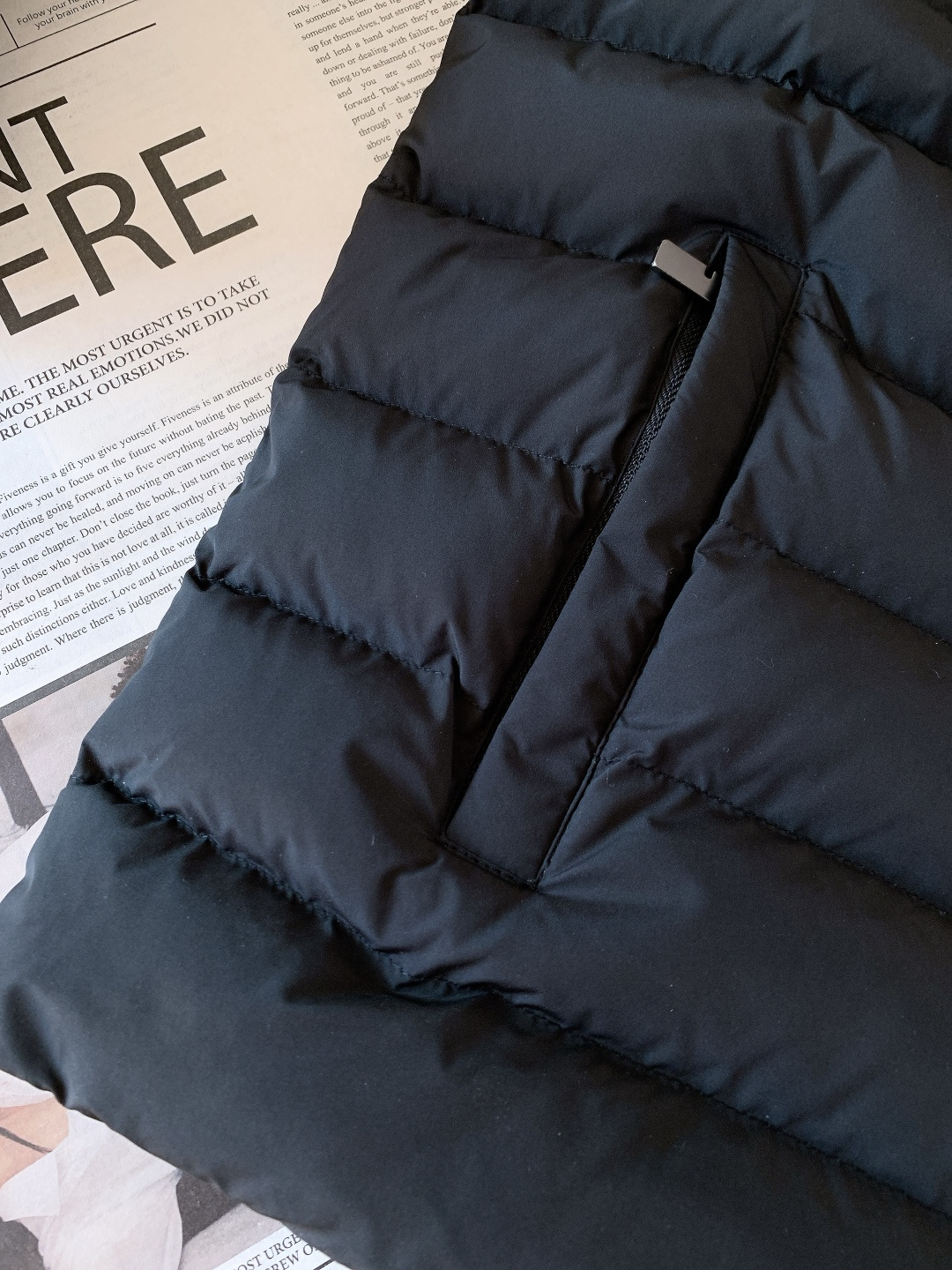 Burberry 巴宝莉 新款尼龙加垫棉服外套外层采用高密尼龙面料，防风抗皱且触感顺滑，表面呈现细腻哑光