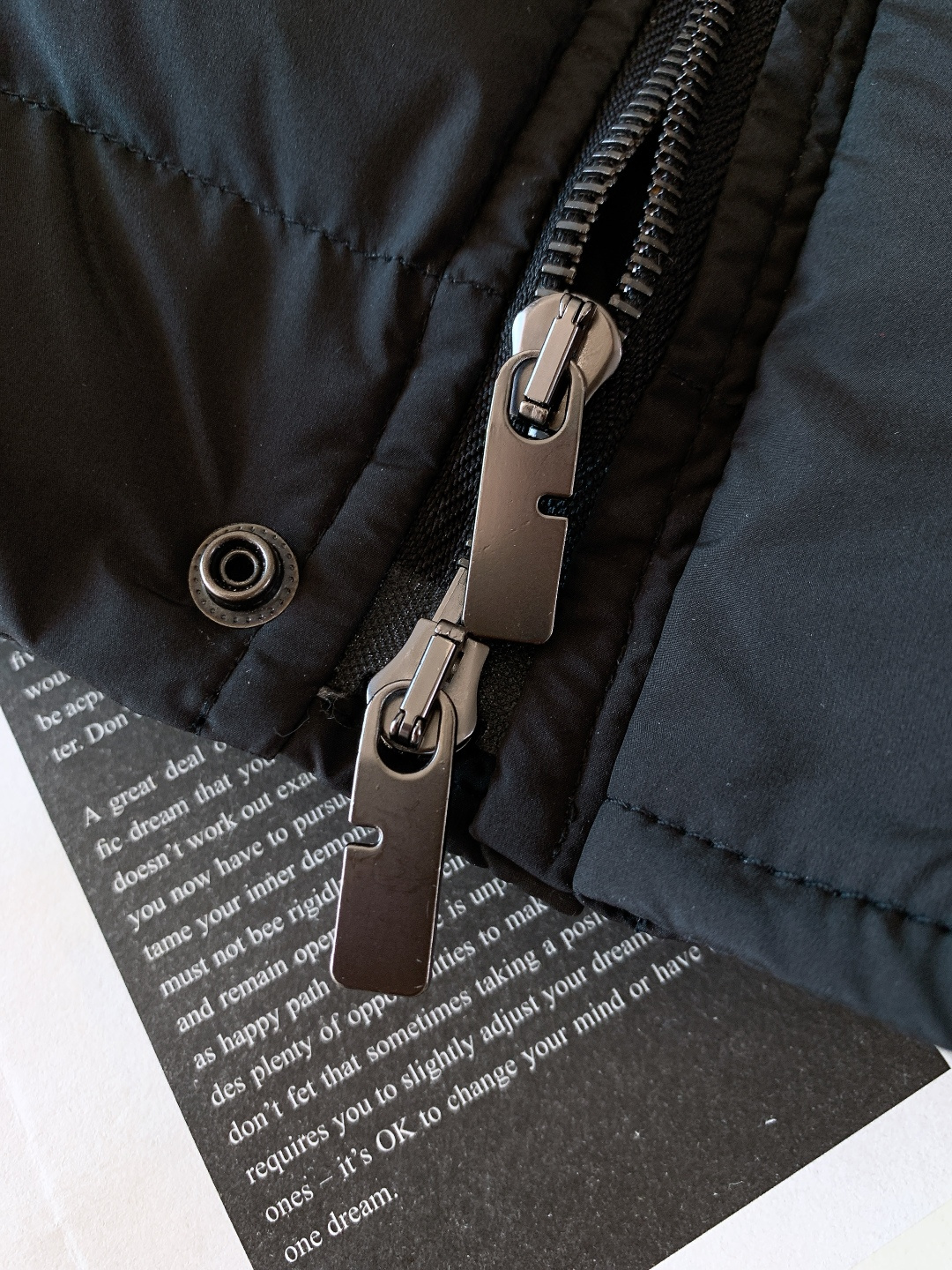 Burberry 巴宝莉 新款尼龙加垫棉服外套外层采用高密尼龙面料，防风抗皱且触感顺滑，表面呈现细腻哑光