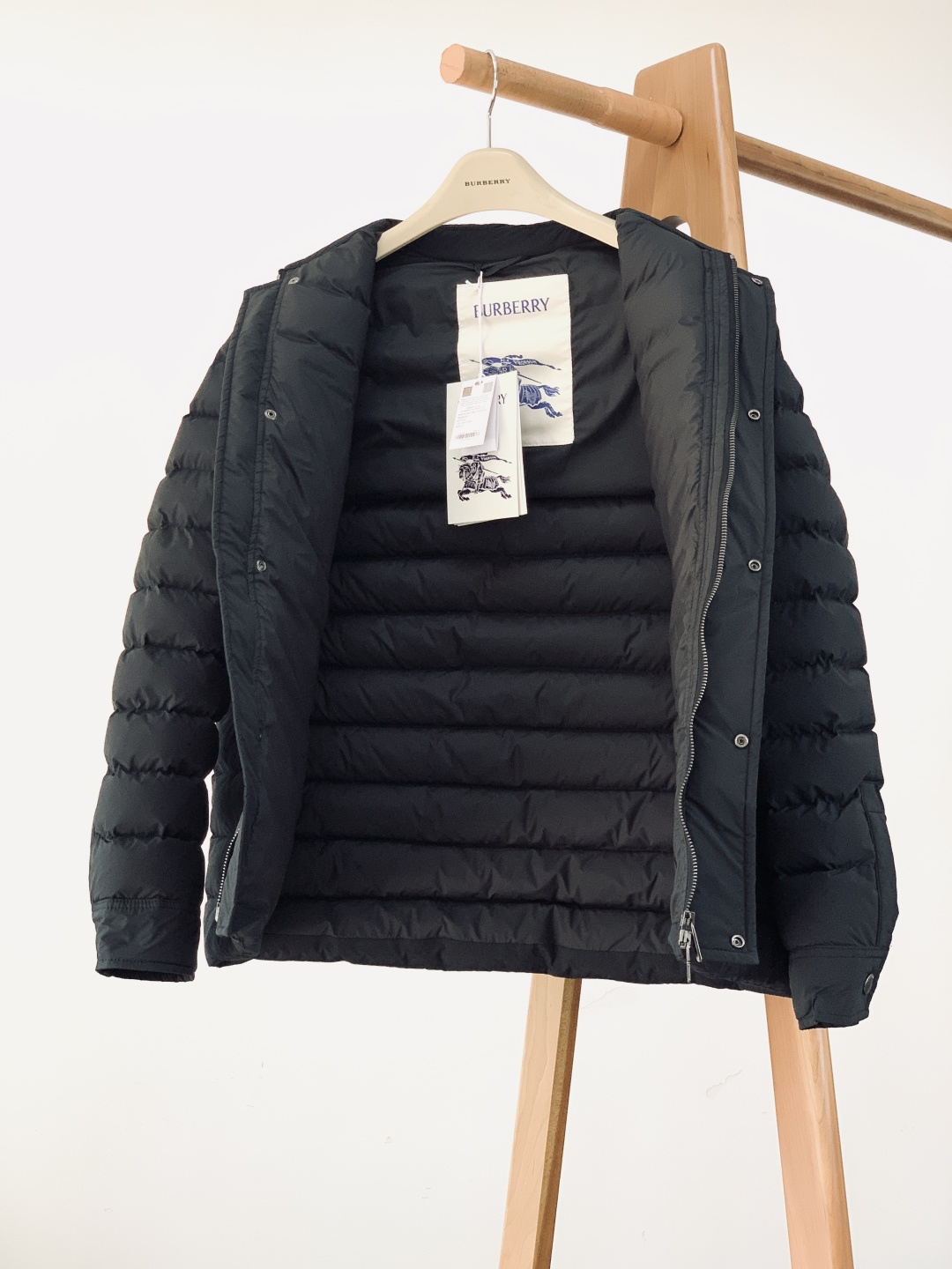 Burberry 巴宝莉 新款尼龙加垫棉服外套外层采用高密尼龙面料，防风抗皱且触感顺滑，表面呈现细腻哑光