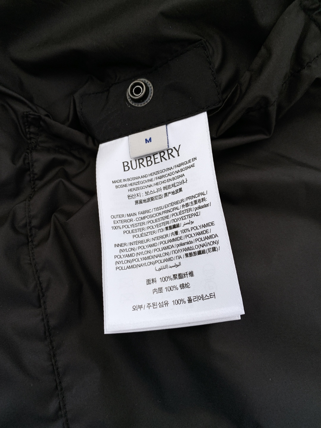 Burberry 巴宝莉 新款尼龙加垫棉服外套外层采用高密尼龙面料，防风抗皱且触感顺滑，表面呈现细腻哑光